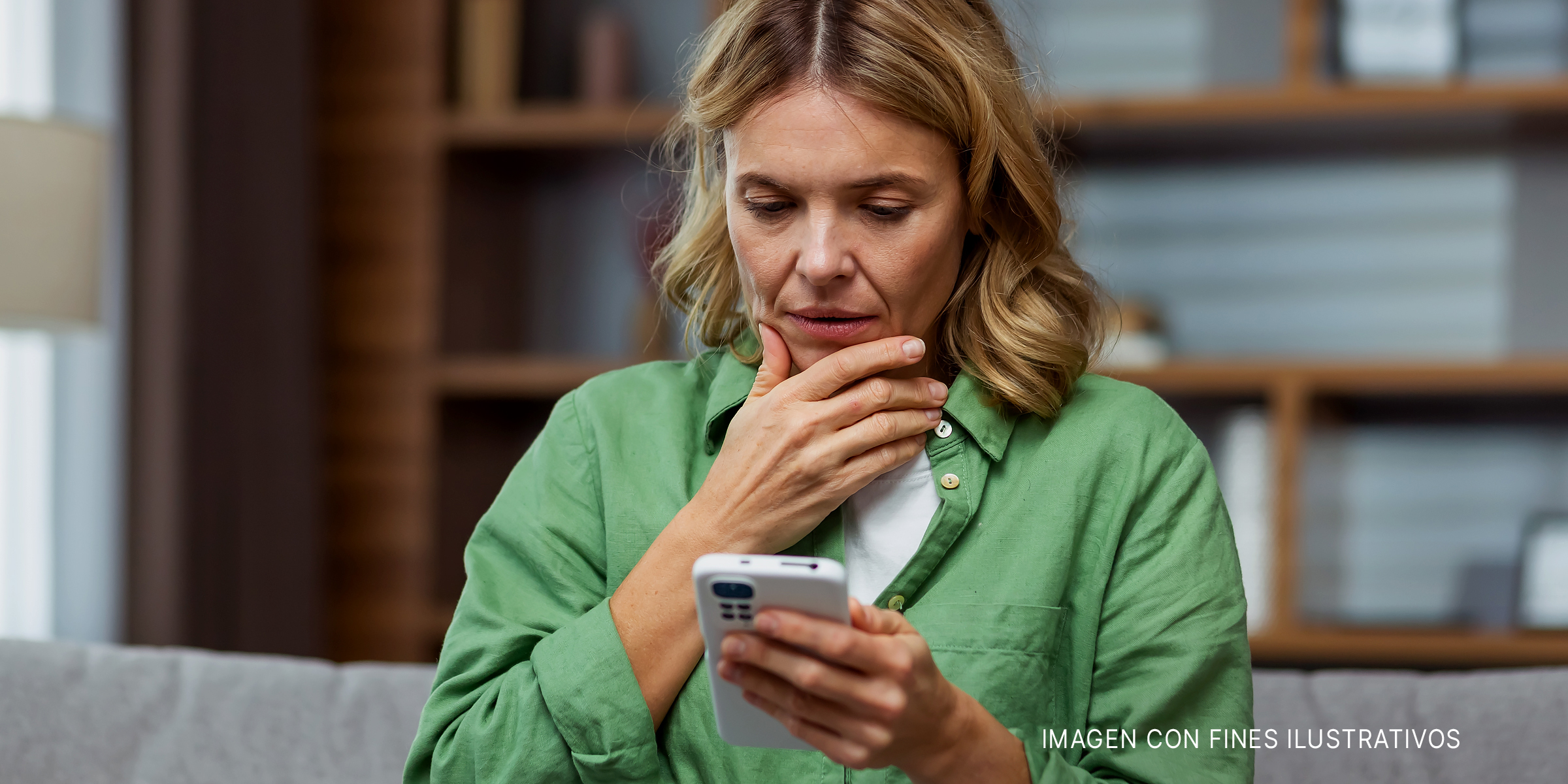 Mujer mirando su teléfono | Foto: Shutterstock