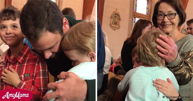 Papá filmó a su chiquilla abrazando a todos en la iglesia