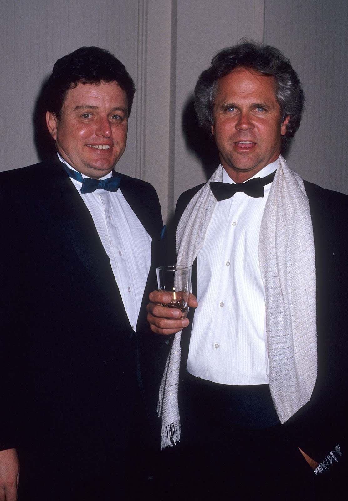 17 de marzo de 1987 con el coprotagonista de "Leave it to Beaver" Tony Dow. Rodeado de comida a diario, la pasión del actor por la cocina le llevó a hábitos indulgentes. | Fuente: Getty Images