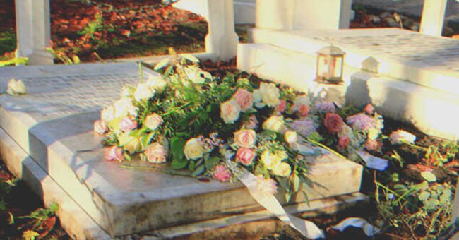 Flores en una tumba | Foto: Shutterstock