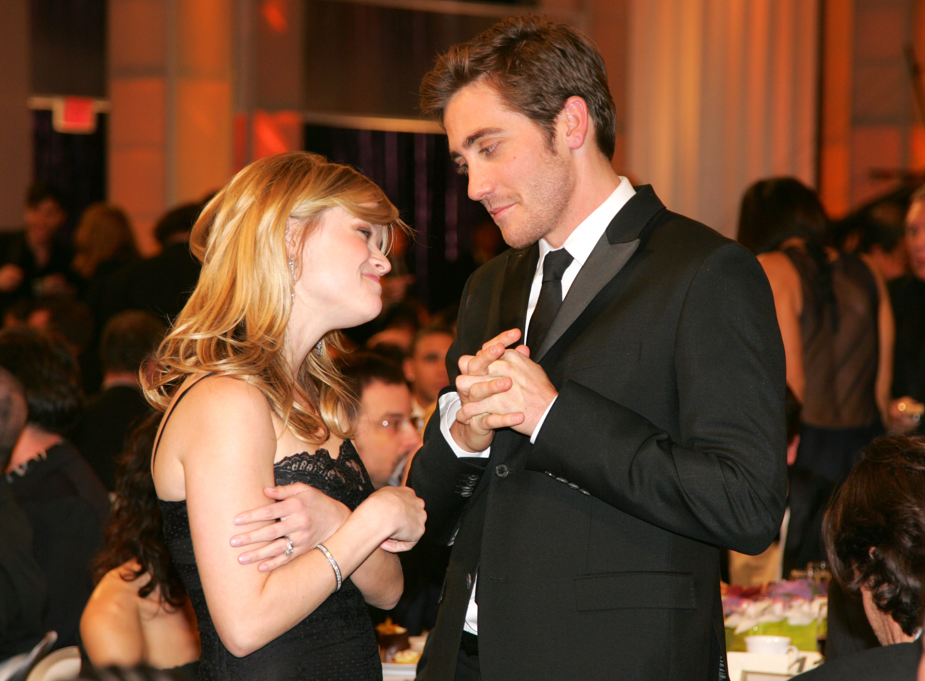 Witherspoon y Jake Gyllenhaal comparten un momento en la 11ª edición de los Critics' Choice Awards de 2006. Mientras entablan conversación, Gyllenhaal la mira dulcemente, mientras Witherspoon parece ligeramente tímida en su presencia.