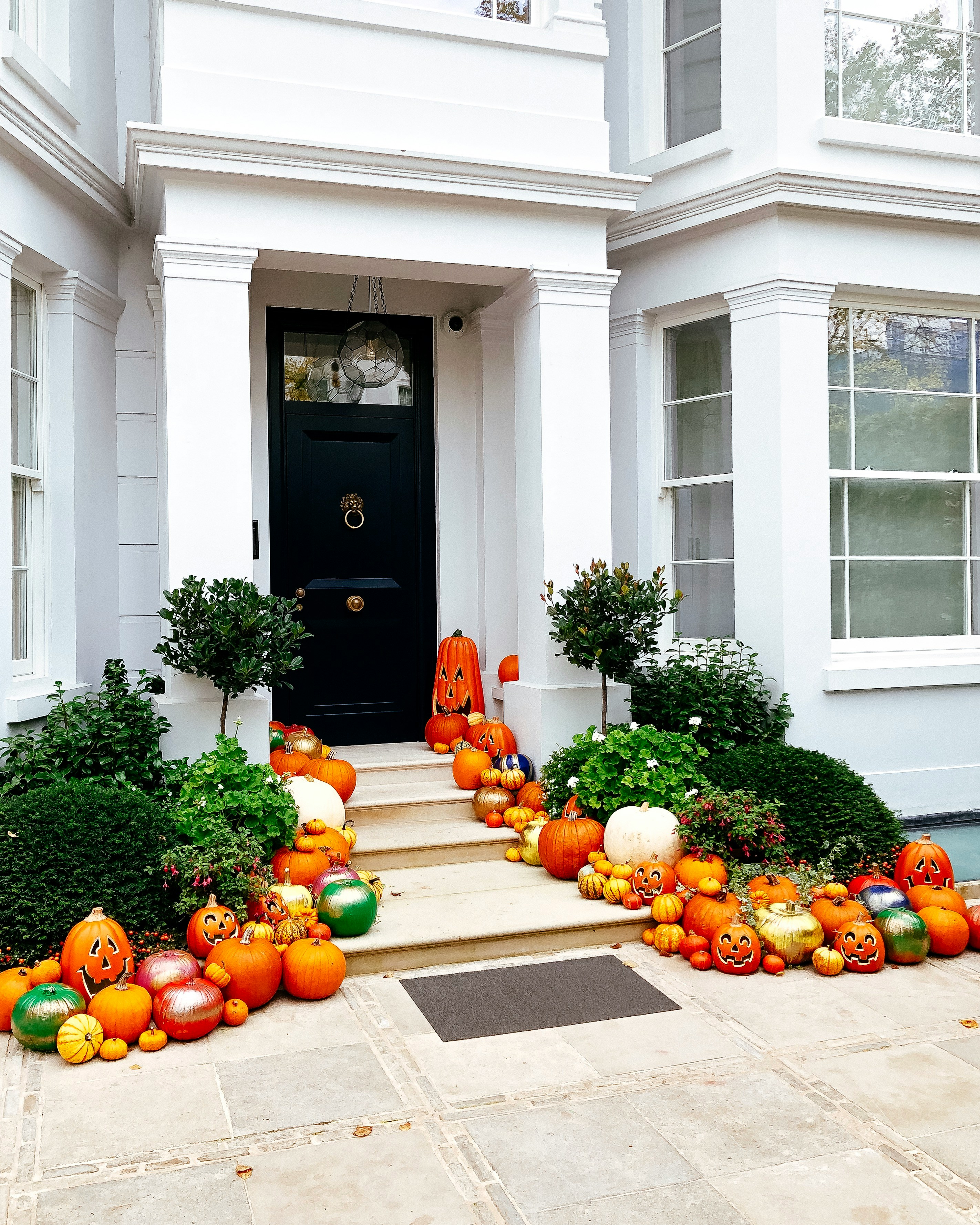 Una casa con adornos de Halloween | Fuente: Unsplash