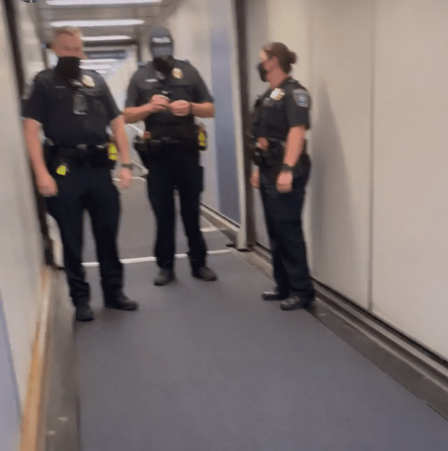 Oficiales de policía esperando a Amanda y su hijo en el aeropuerto. | Foto: Twitter/yogarespecter