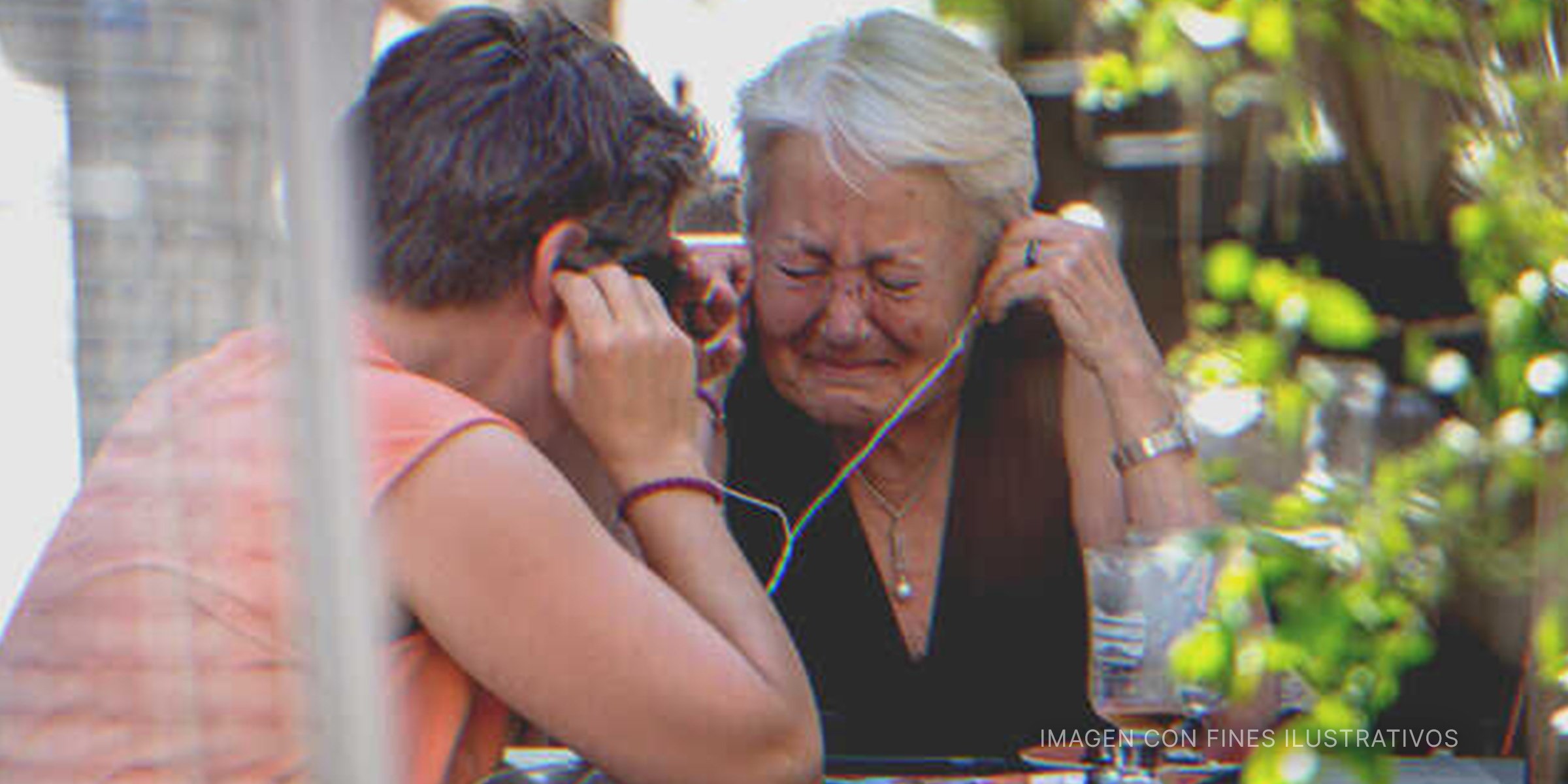 Dos mujeres mayores escuchando el teléfono y llorando. | Foto: Shutterstock
