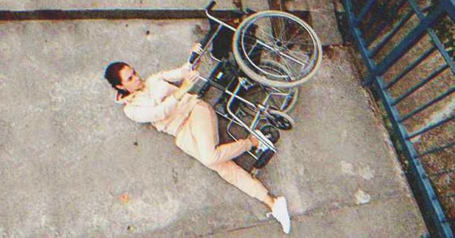 Una mujer caída de su silla de ruedas | Foto: Shutterstock