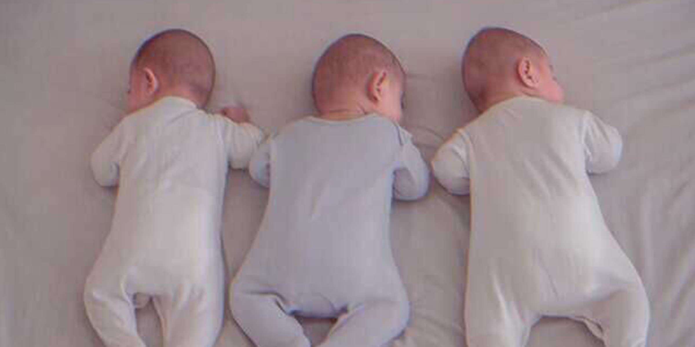 Tres bebés acostados. | Foto: Shutterstock