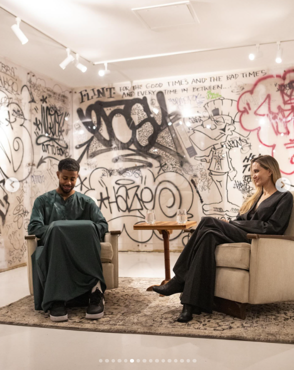 Mustafa y Angelina Jolie discuten ante los invitados en el Atelier Jolie de Nueva York, publicado en septiembre de 2024 | Fuente: Instagram.com/atelierjolieofficial