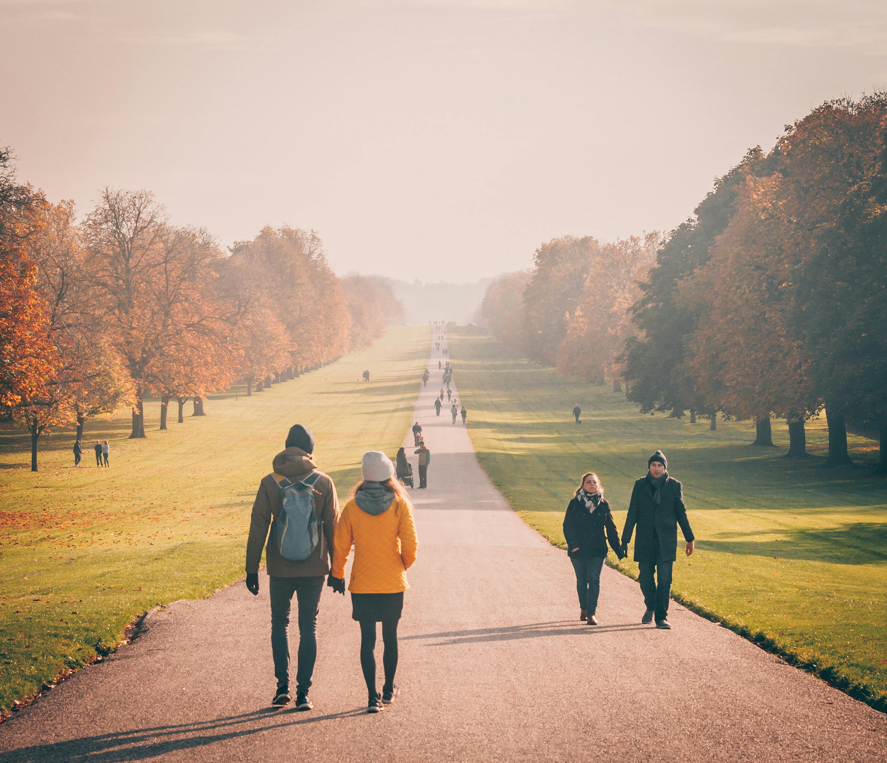 Gente paseando por un parque | Fuente: Pexels