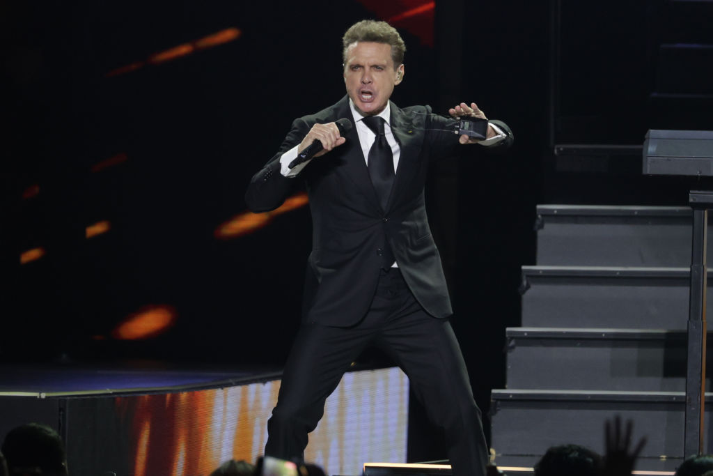 Luis Miguel actúa en el escenario durante la gira Luis Miguel 2024 en la Arena CDMX. | Fuente: Getty Images