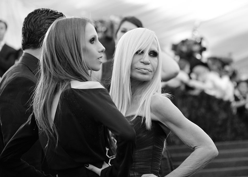 Allegra y Donatella Versace en el Museo Metropolitano de Arte el 5 de mayo de 2014 en la ciudad de Nueva York. | Foto: Getty Images