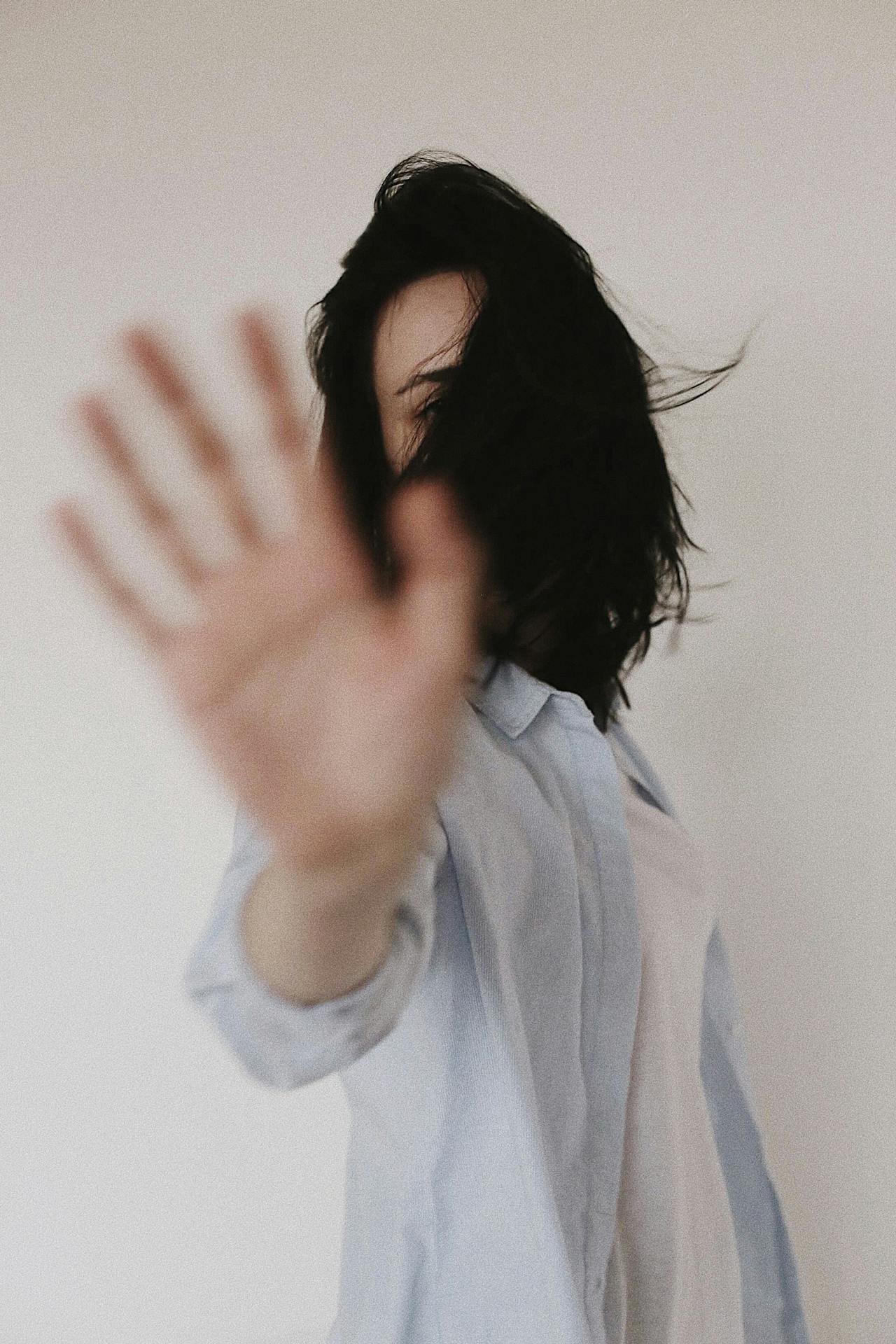 Una mujer agitando la mano | Fuente: Pexels