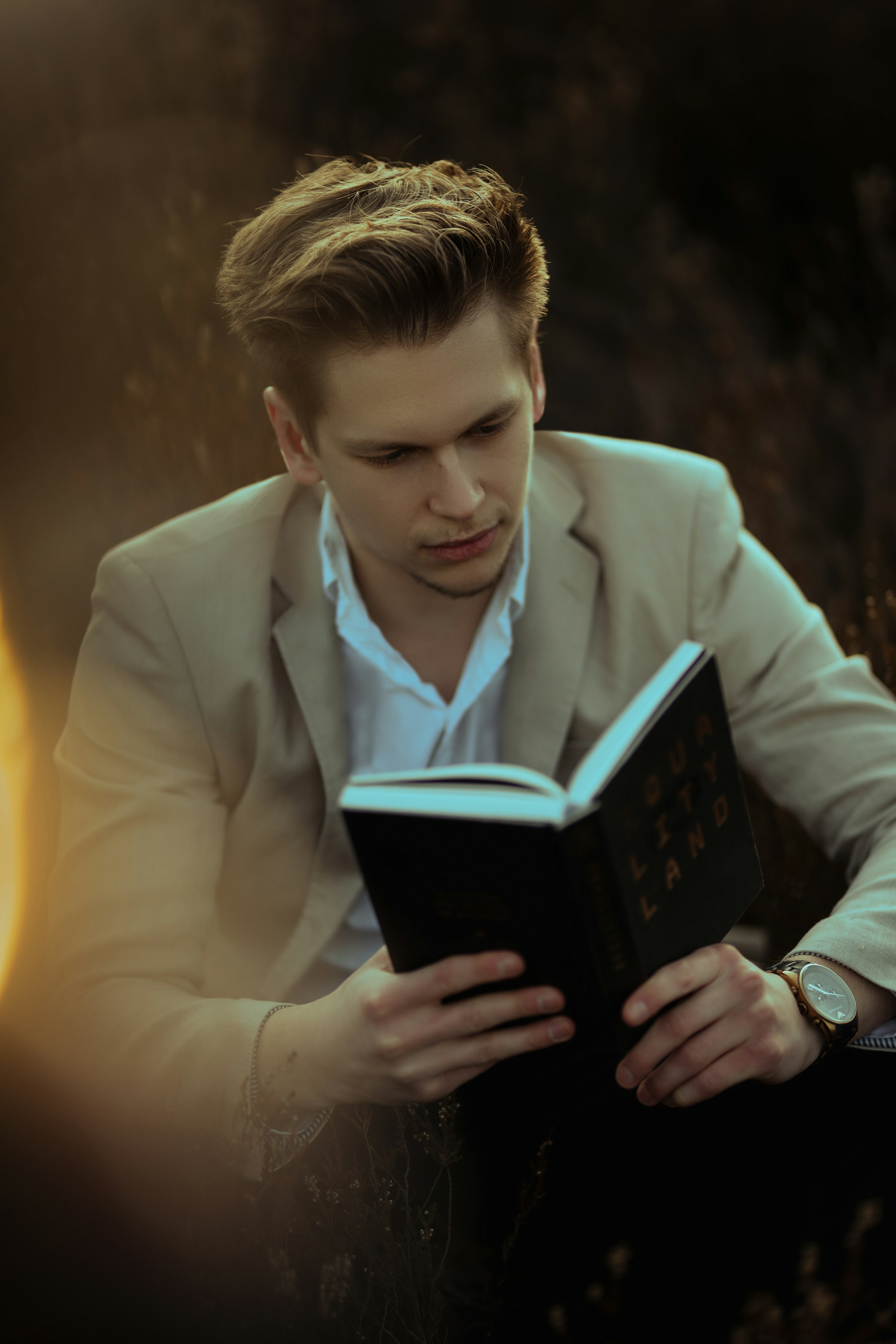 Un hombre leyendo un libro | Fuente: Unsplash