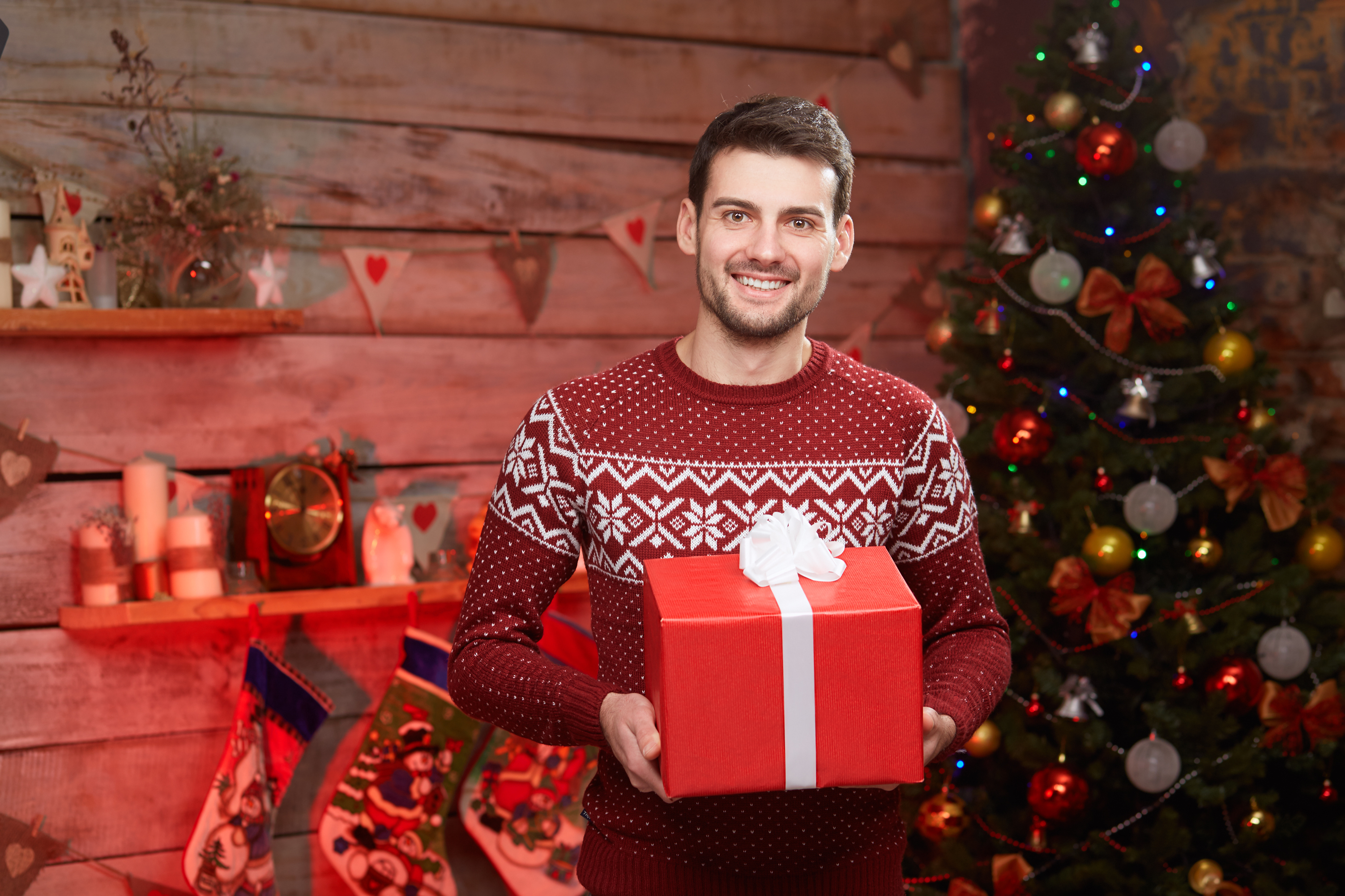Hombre sostiene una caja de regalo | Foto: Shutterstock