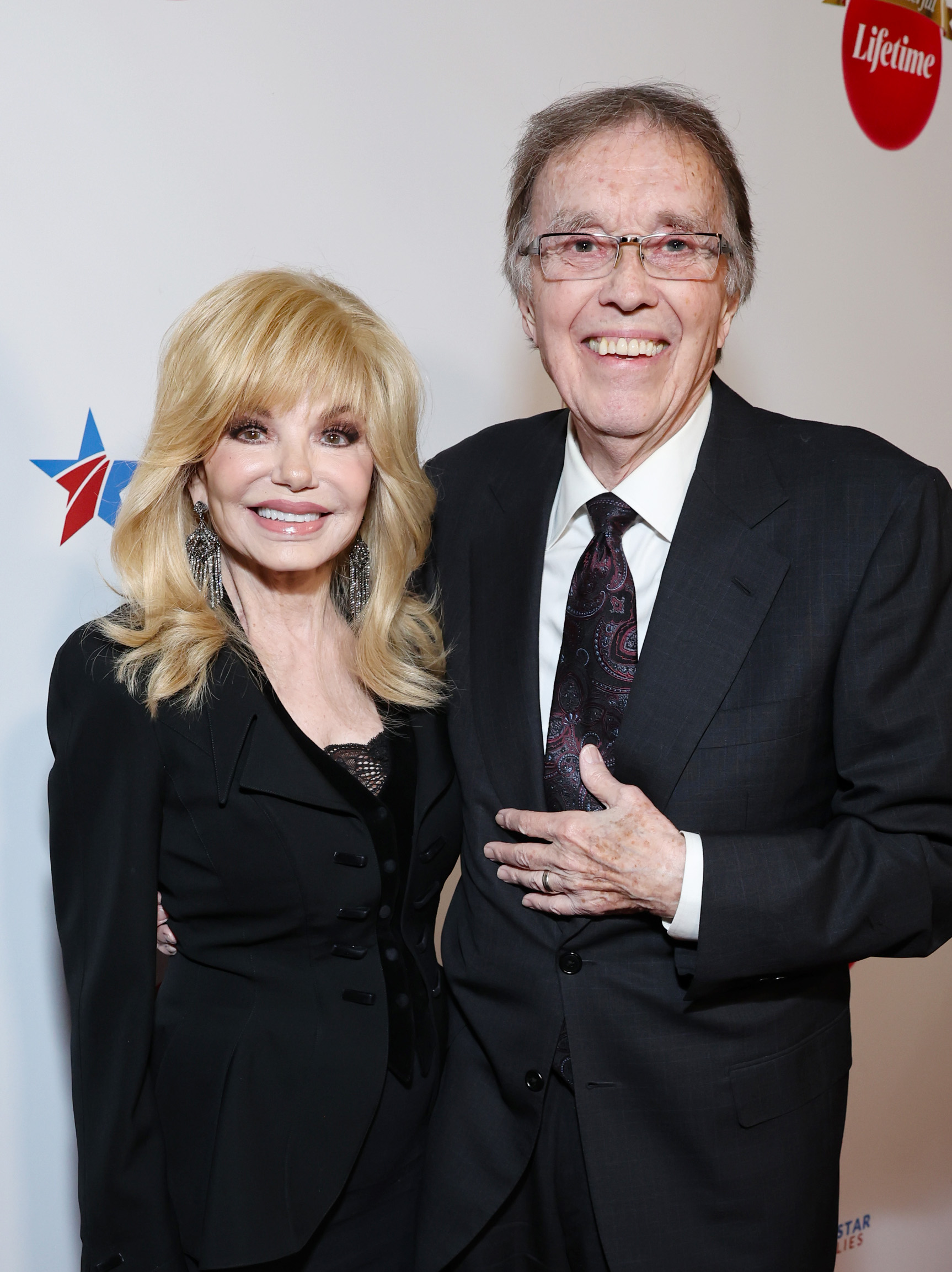 Loni Anderson y Bob Flick asisten a un evento navideño en honor a los cónyuges de militares el 28 de noviembre de 2023, en Beverly Hills | Fuente: Getty Images