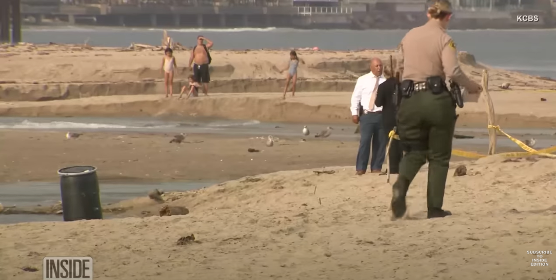 Un barril con el cuerpo de un hombre negro apareció en la playa estatal de Malibu Lagoon el 31 de julio de 2023, lo que provocó una investigación por parte de la policía. | Foto: YouTube/Inside Edition
