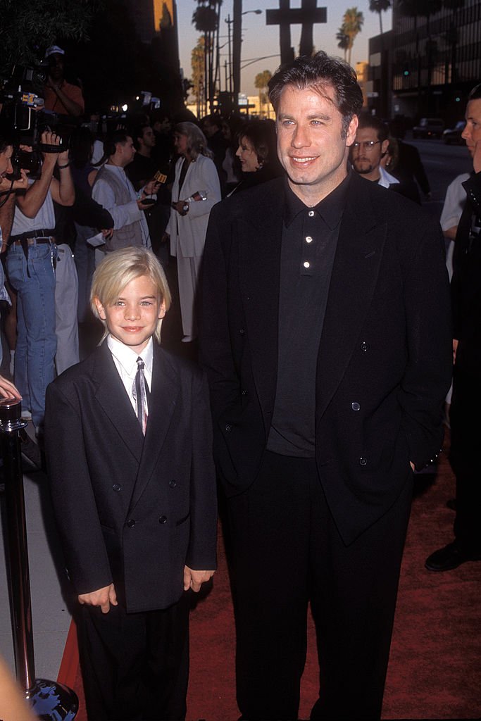 John Travolta y su hijo Jett Travolta asisten al estreno de "Phenomenon" en Los Ángeles en 1996. | Foto: Getty Images