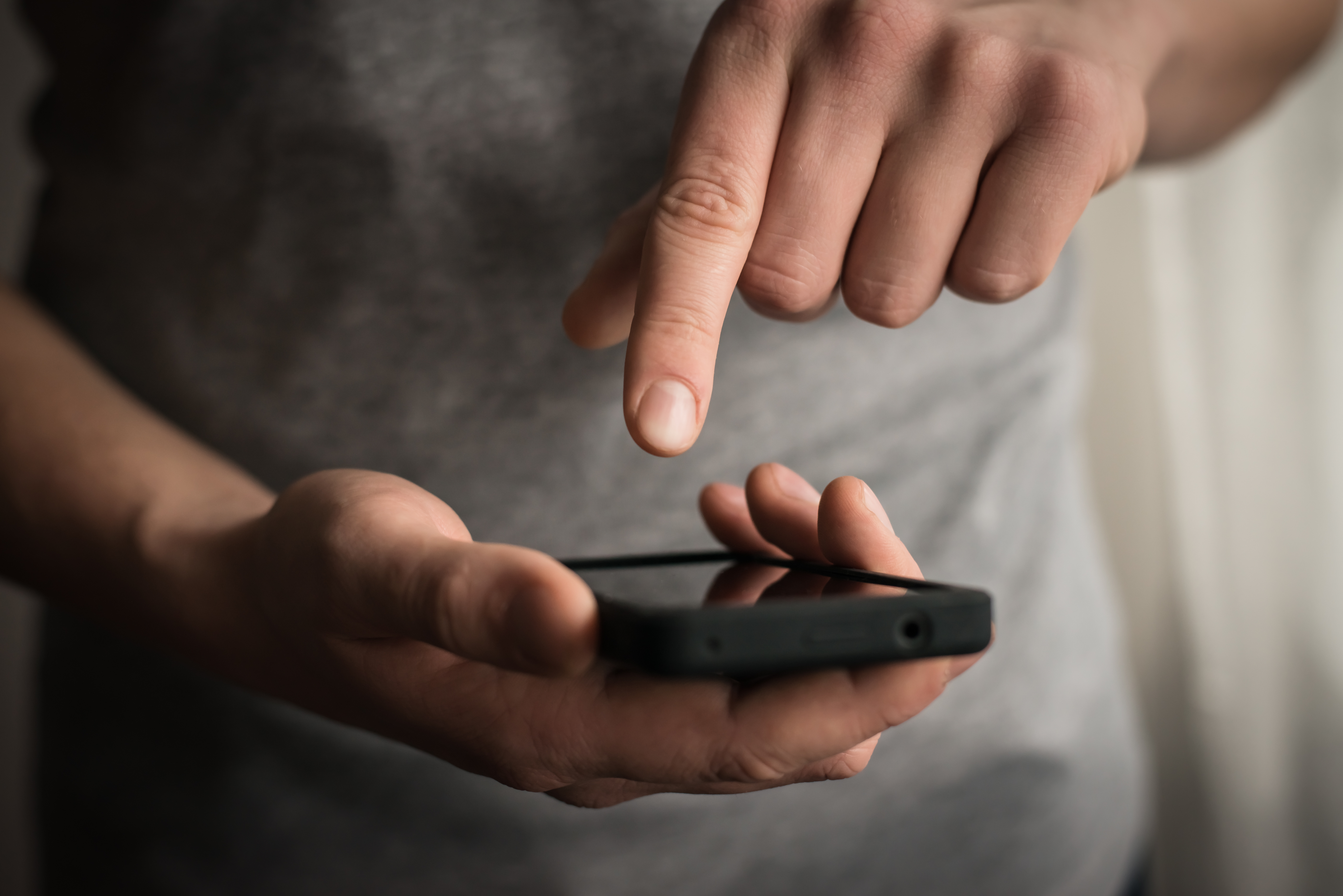 Un hombre utilizando un teléfono móvil | Fuente: Shutterstock