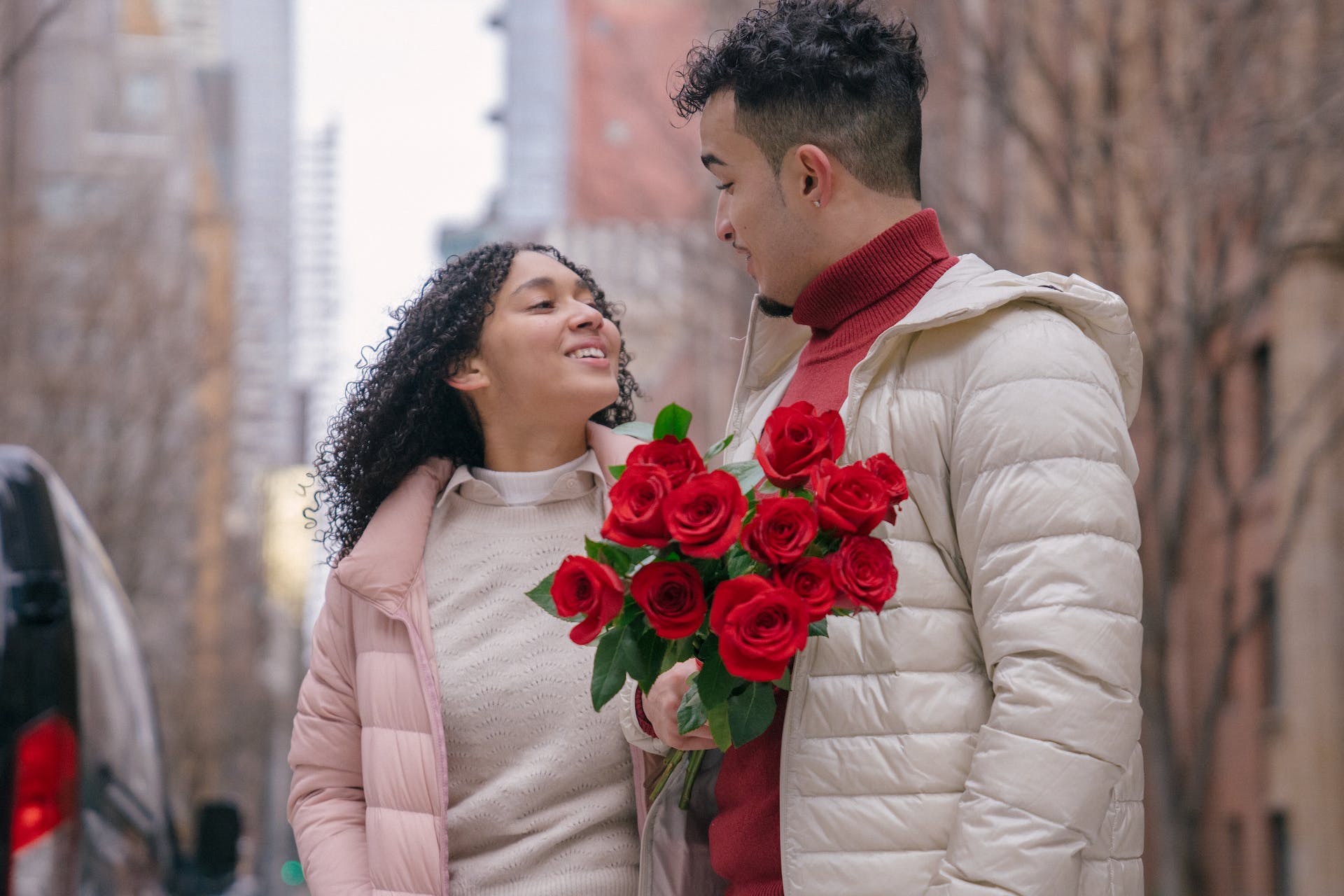 Hombre sosteniendo rosas rojas para su amante | Foto: Pexels