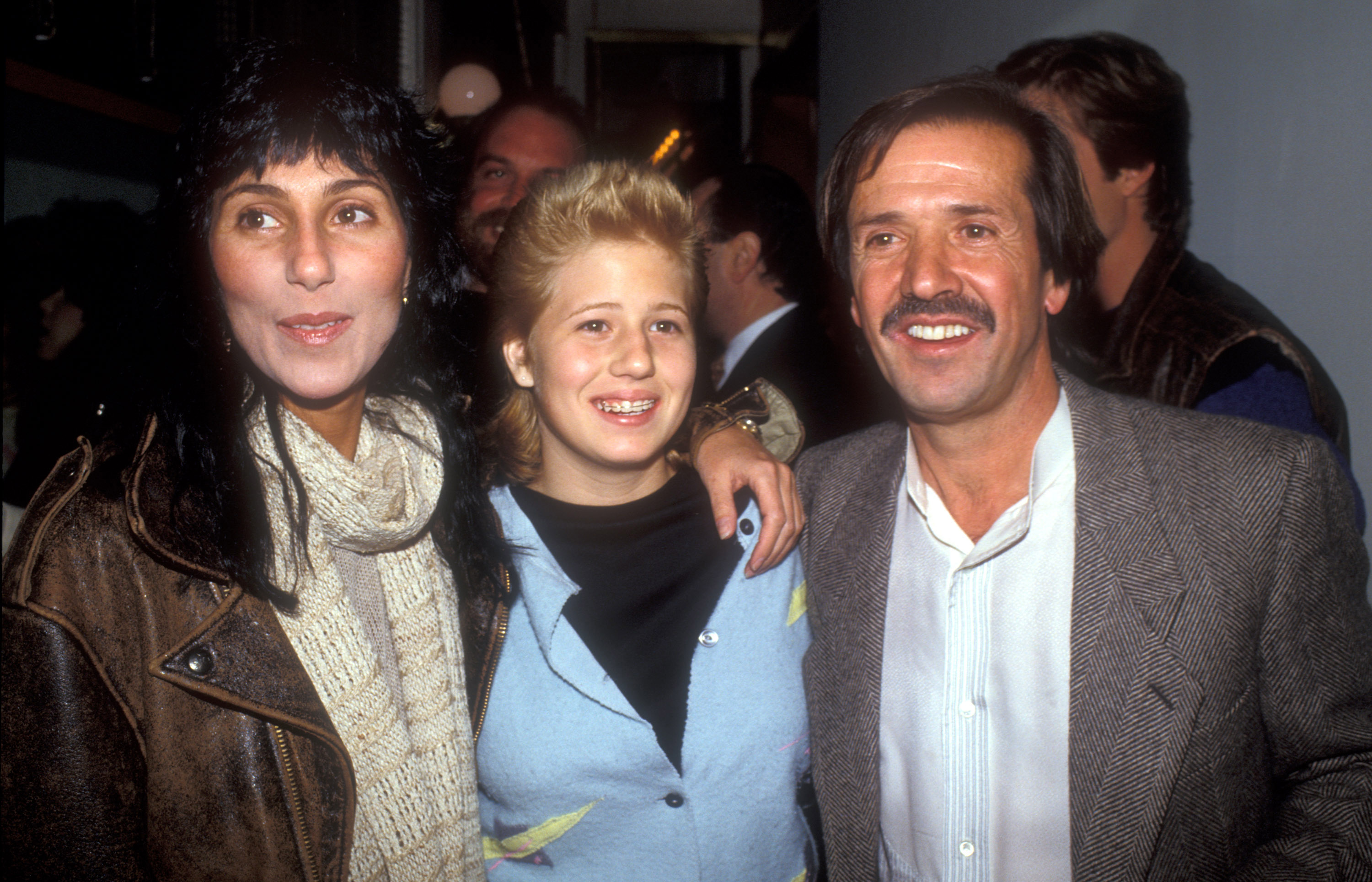 Cher, Chastity Bono y Sonny Bono en 1983 | Foto: Getty Images