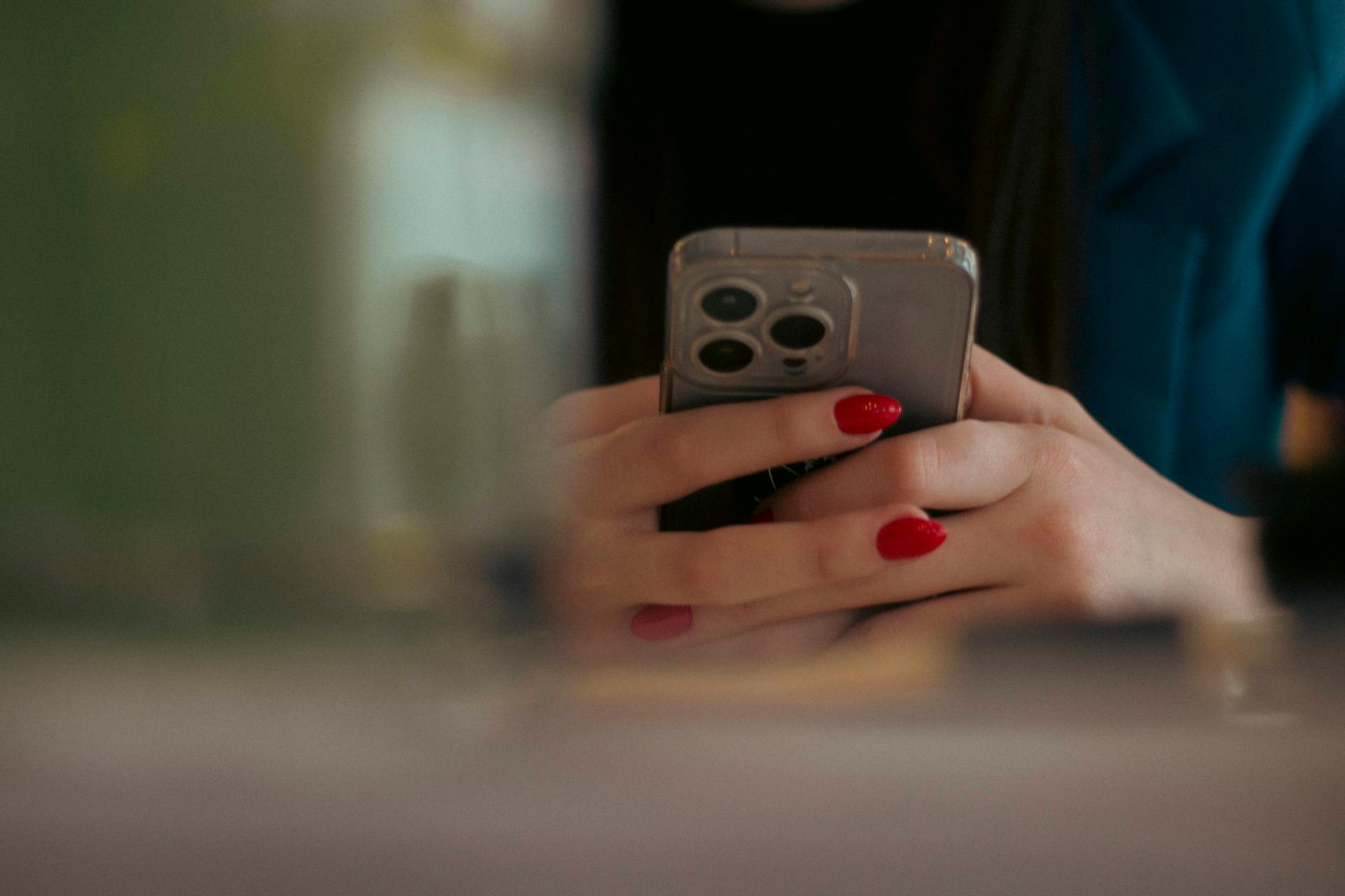 Una mujer usando su teléfono | Fuente: Pexels