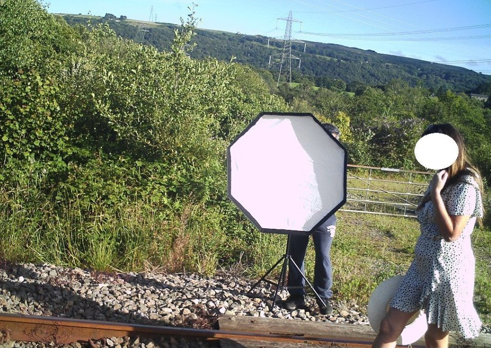 Fotógrafo y mujer que camina sobre las vías. | Foto: twitter.com/WalesOnline