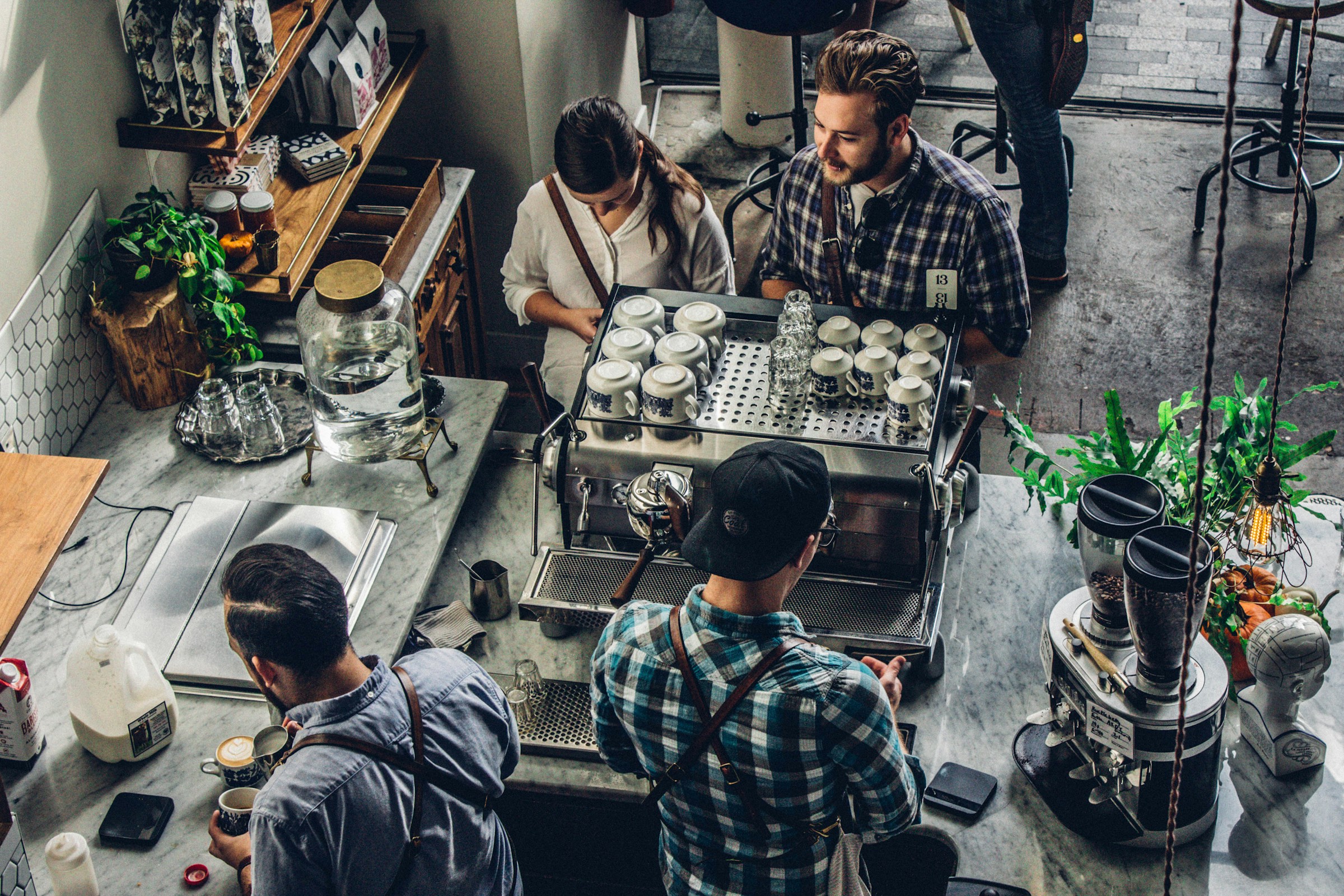 Una pareja en el mostrador de una cafetería | Foto: Unsplash