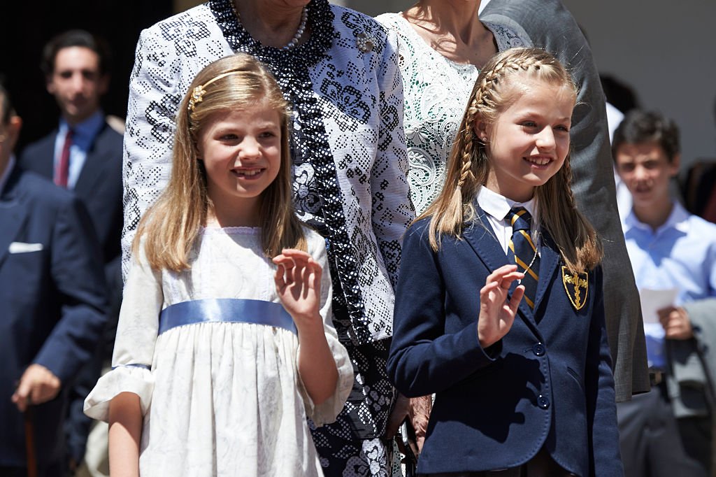 La princesa Leonor en su primera comunión junto a su hermana el 20 de mayo de 2015 en Madrid, España. | Foto: Getty Images