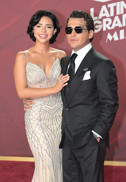El cantante mexicano Christian Nodal (izq.) y su esposa, la cantante mexicana Ángela Aguilar, asisten a la 25.ª edición de los Latin Grammy Awards en el Kaseya Center de Miami, Florida, el 14 de noviembre de 2024 | Fuente: Getty Images