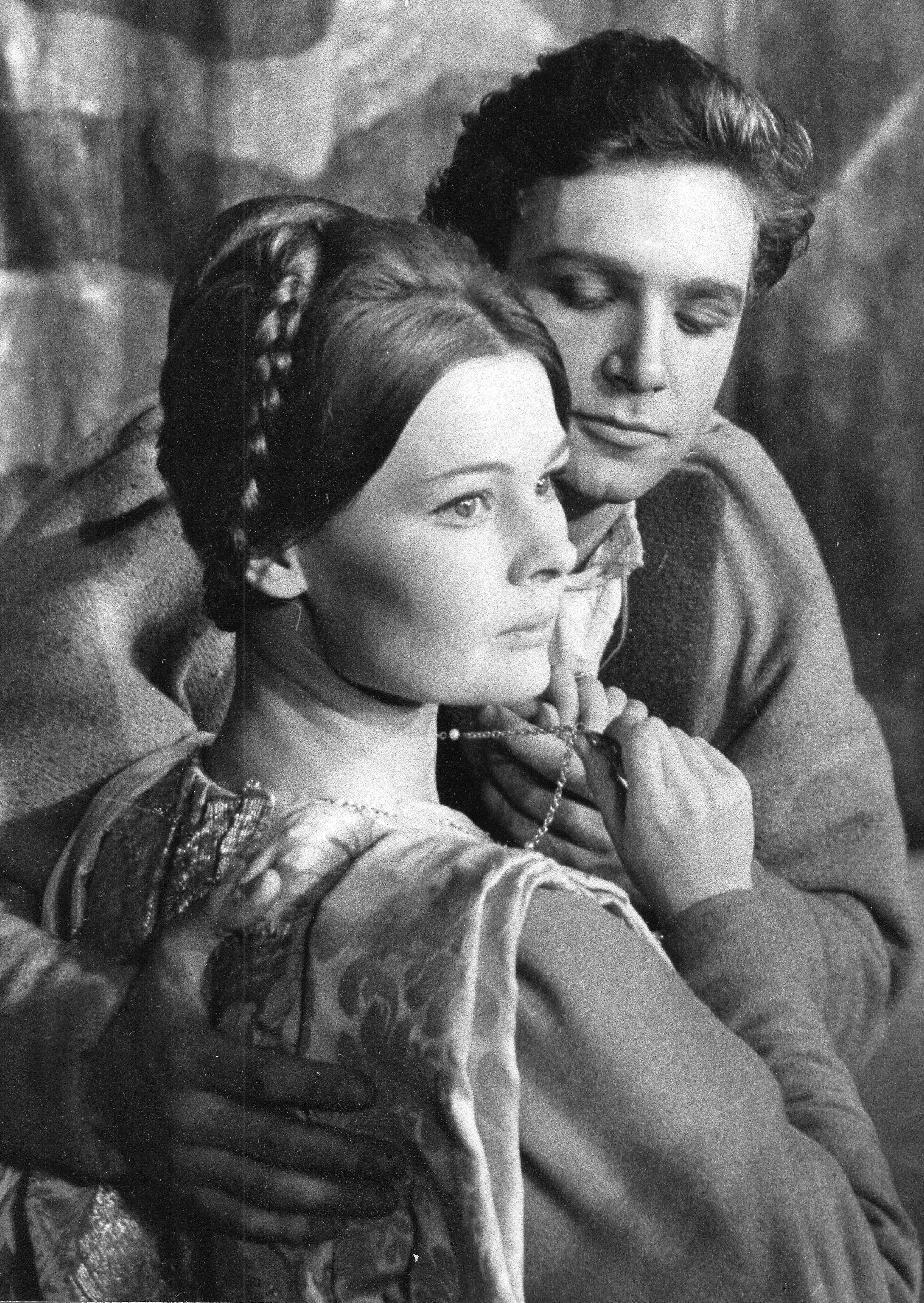 Judi Dench y John Stride como Romeo y Julieta en octubre de 1960. | Fuente: Getty Images