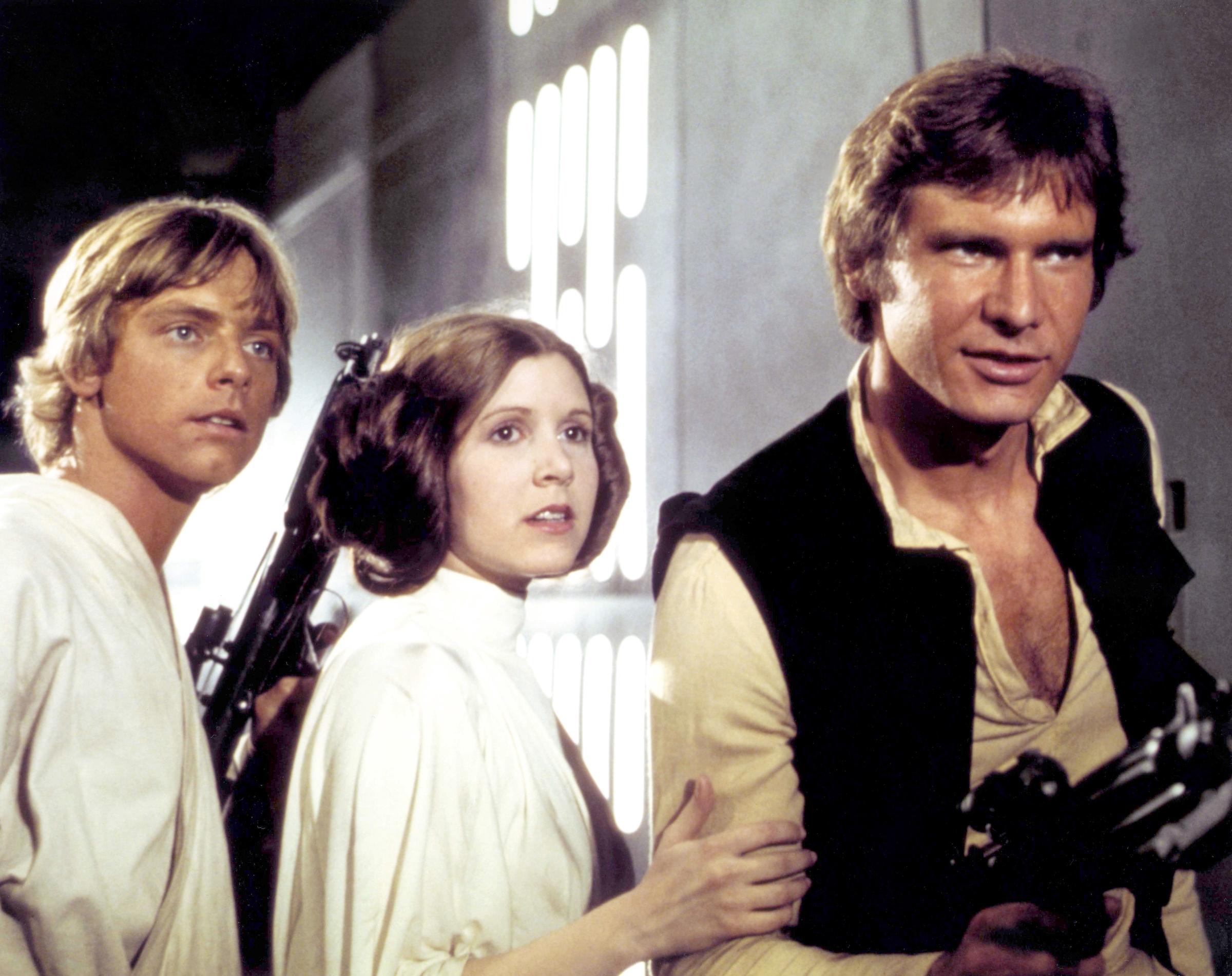 Él apareció junto a otras estrellas en el foro de grabación de "Star Wars: A New Hope". El trío fue fotografiado caracterizado durante la producción de la epopeya espacial de George Lucas, la cual presentó a sus personajes a los espectadores. La apariencia del actor aquí ofreció otro vistazo del actor antes de que su accidente de enero de 1977 le fracturara la nariz y el pómulo izquierdo, lo que requirió tratamiento reconstructivo. | Fuente: Getty Images