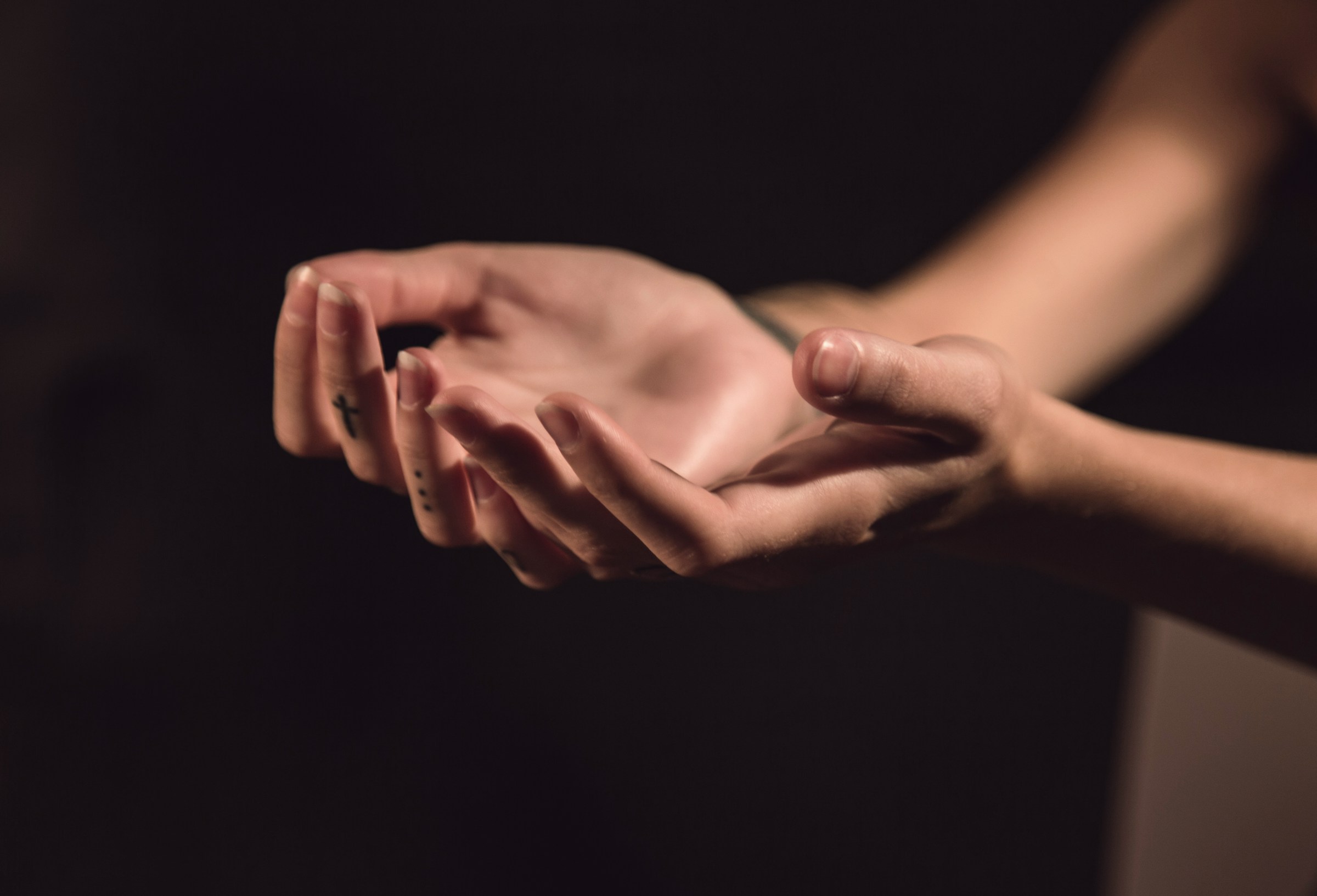 Una mujer con las manos extendidas | Fuente: Unsplash