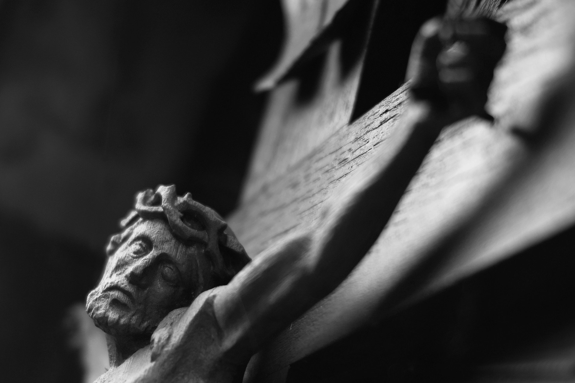 Estatua de Cristo en madera. Fuente: Pixabay