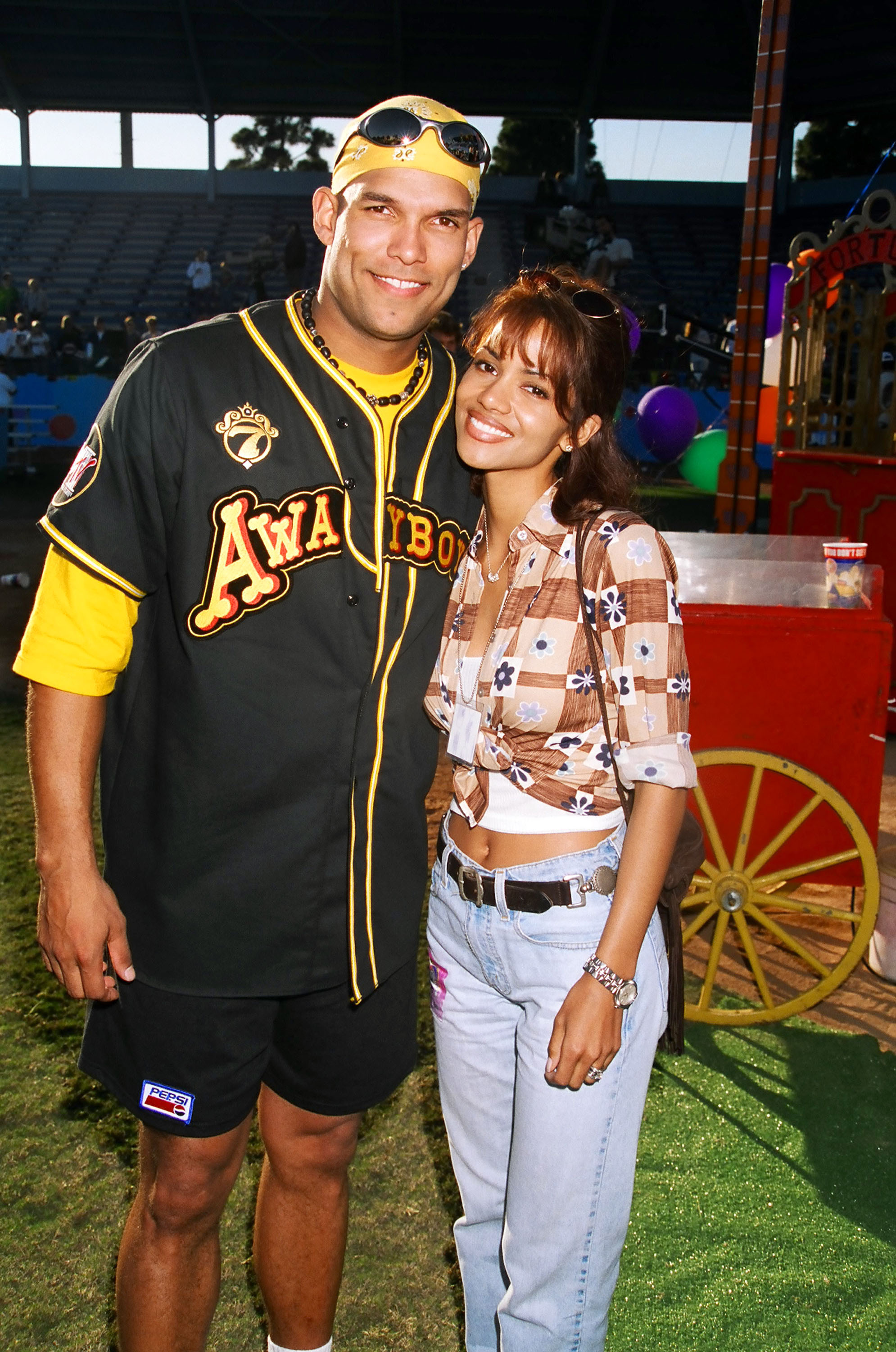 David Justice y Halle Berry posan en el 7º evento anual Rock 'n Jock Softball de MTV el 16 de enero de 1996, en Los Ángeles, California. | Fuente: Getty Images