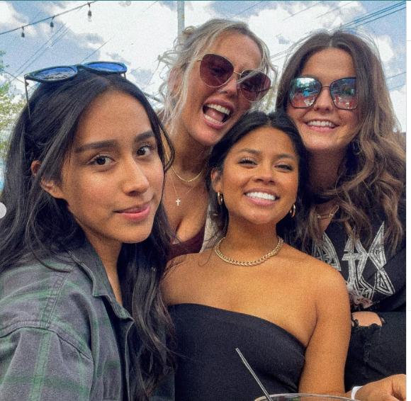 Yolanda Diaz con amigas durante su despedida de soltera | Foto: Instagram.com/yolandaadiazznich