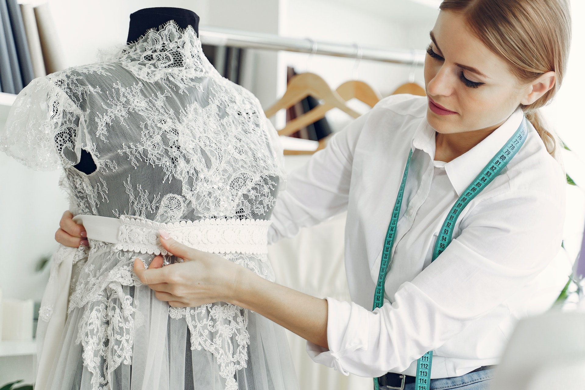 Una modista trabajando en un vestido blanco | Fuente: Pexels
