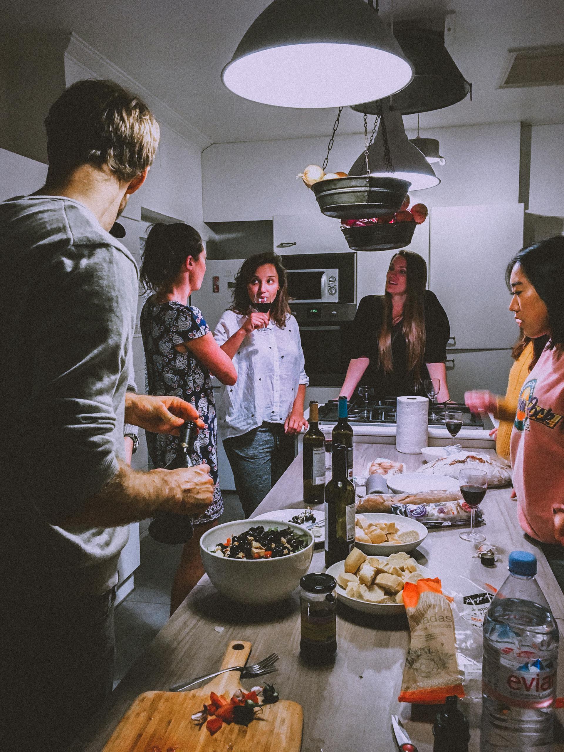 Gente reunida en una cocina | Fuente: Pexels