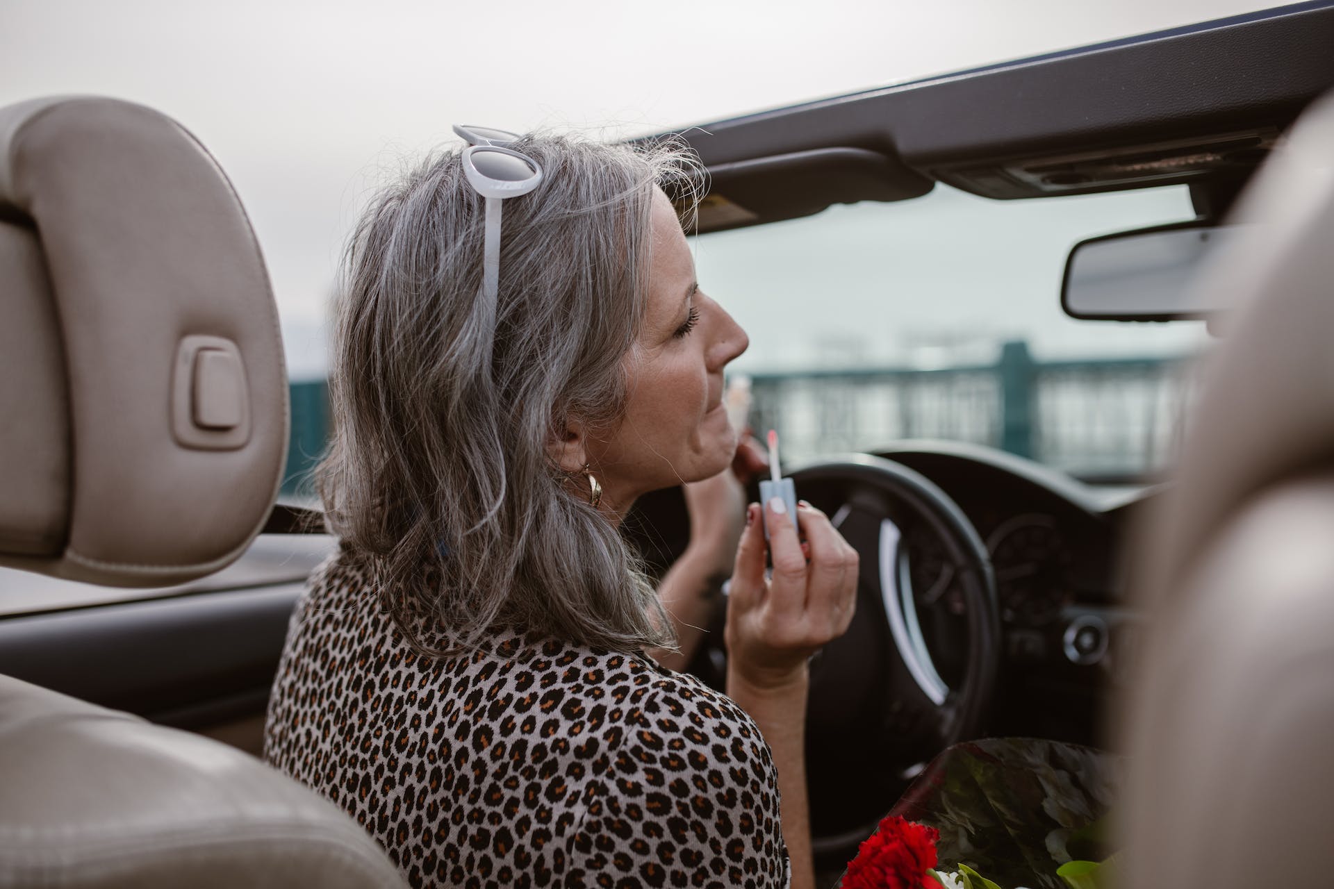 Mujer en automóvil | Foto: Unsplash