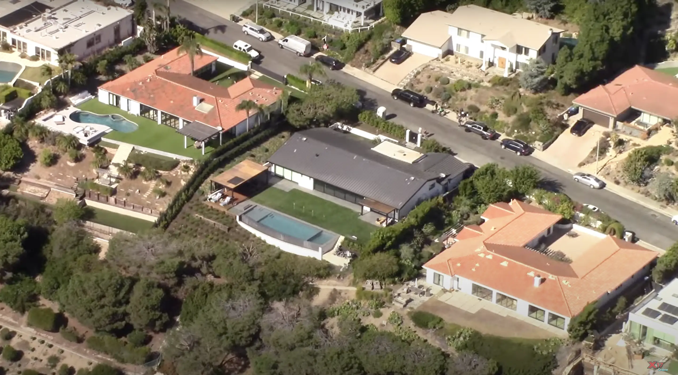 Vista aérea del vecindario de Matthew Perry en un vídeo del 30 de octubre de 2023 | Foto: Youtube.com/@x17online