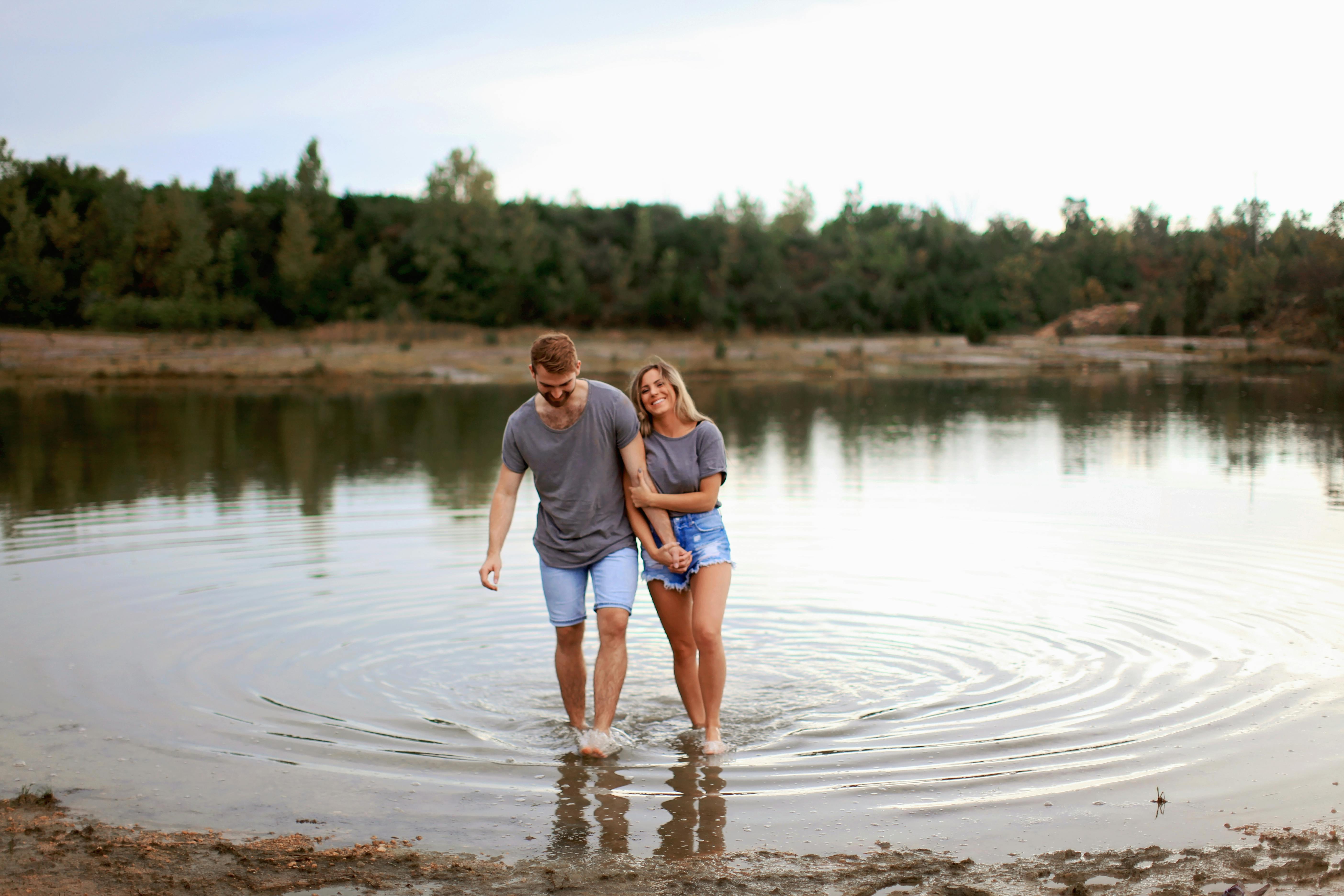 Una pareja feliz paseando por el agua | Fuente: Pexels