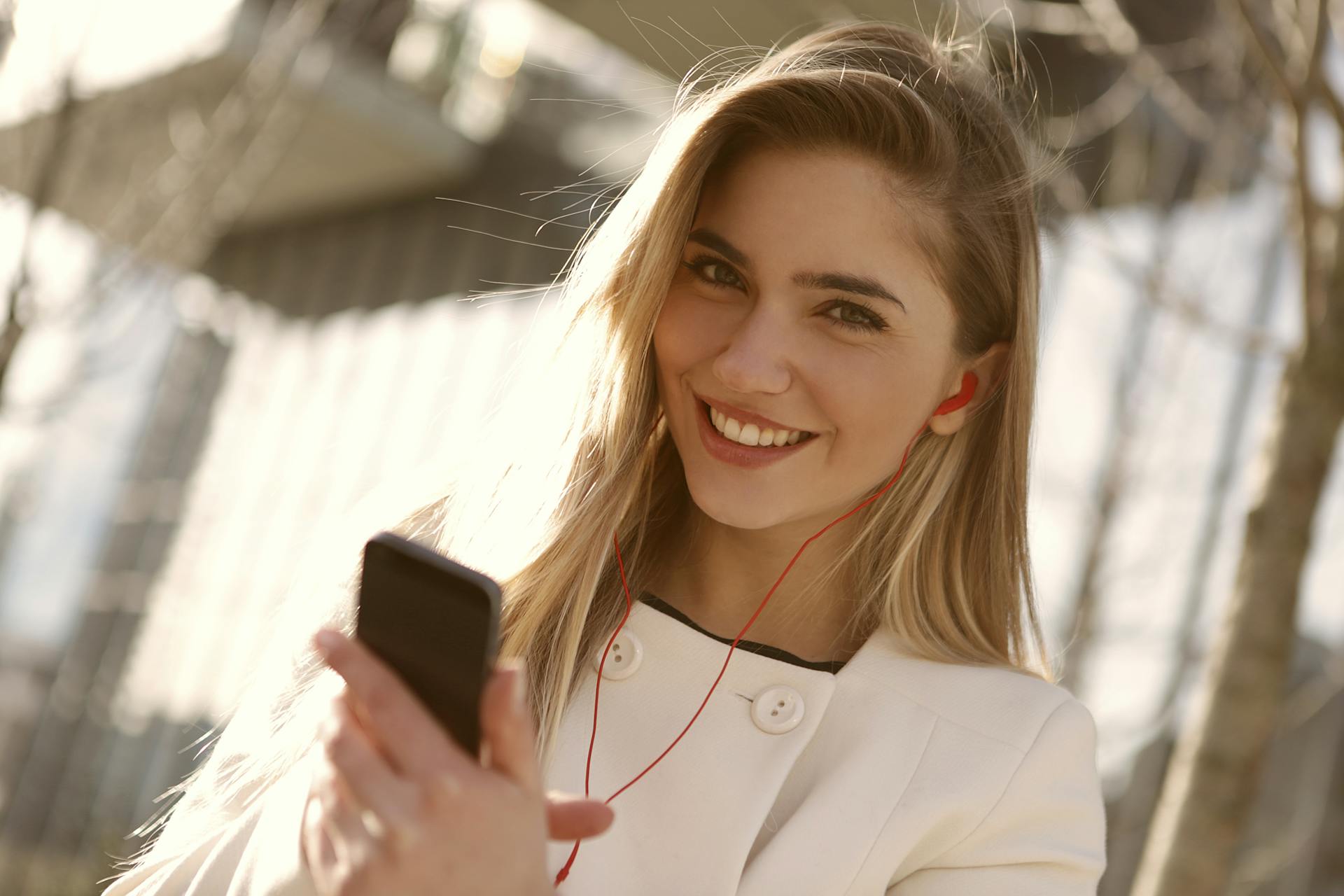Una mujer sonriente | Fuente: Pexels