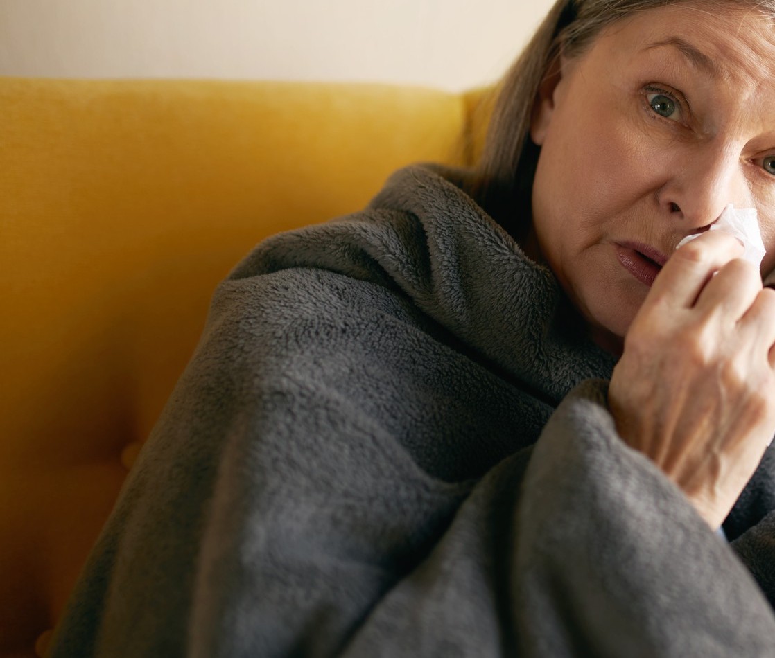 Una mujer secándose las lágrimas con un pañuelo | Fuente: Freepik