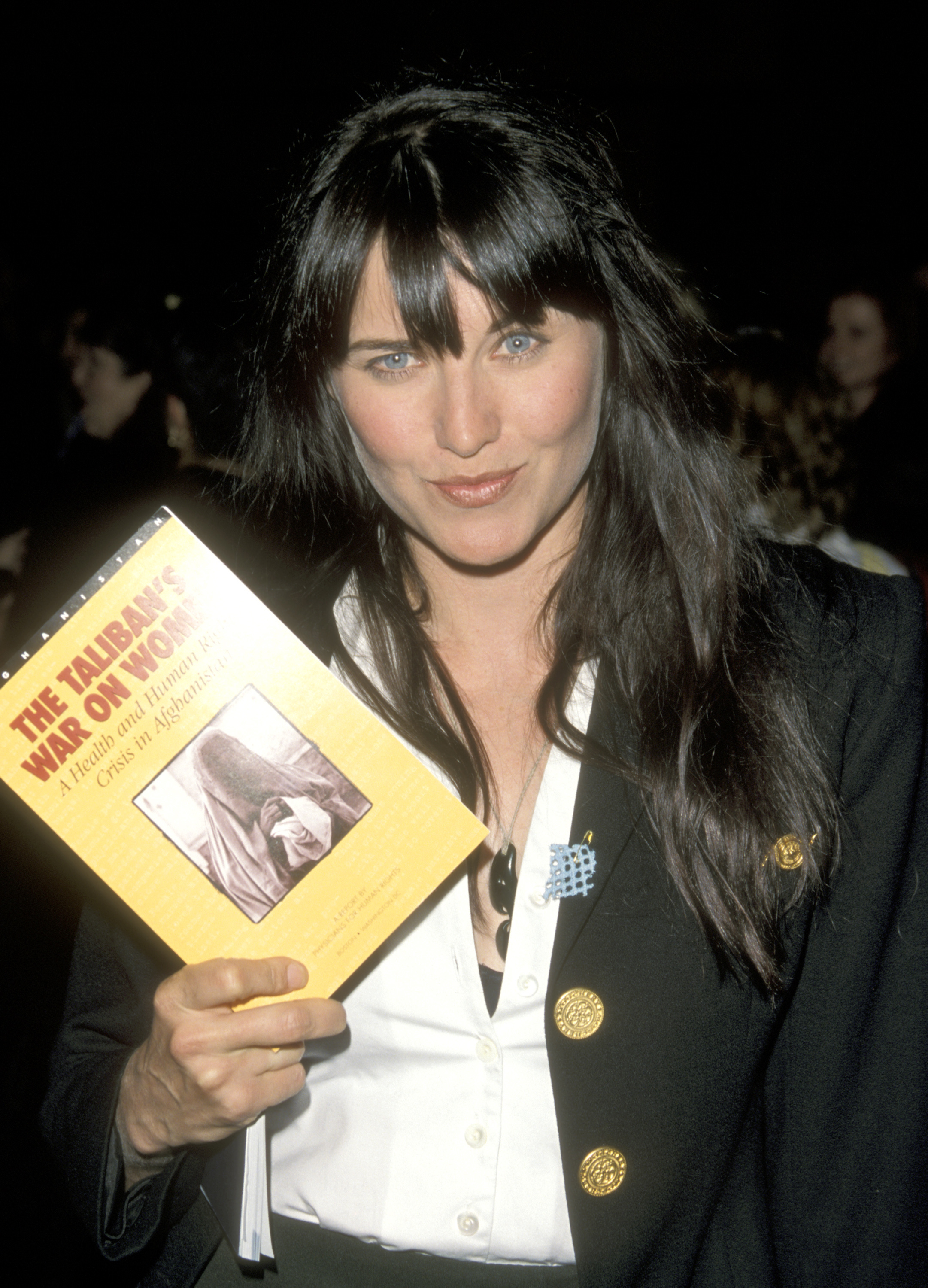 Lucy Lawless asiste a una manifestación por los derechos de la mujer en Afganistán en el Teatro DGA de Los Ángeles el 29 de marzo de 1999 | Fuente: Getty Images