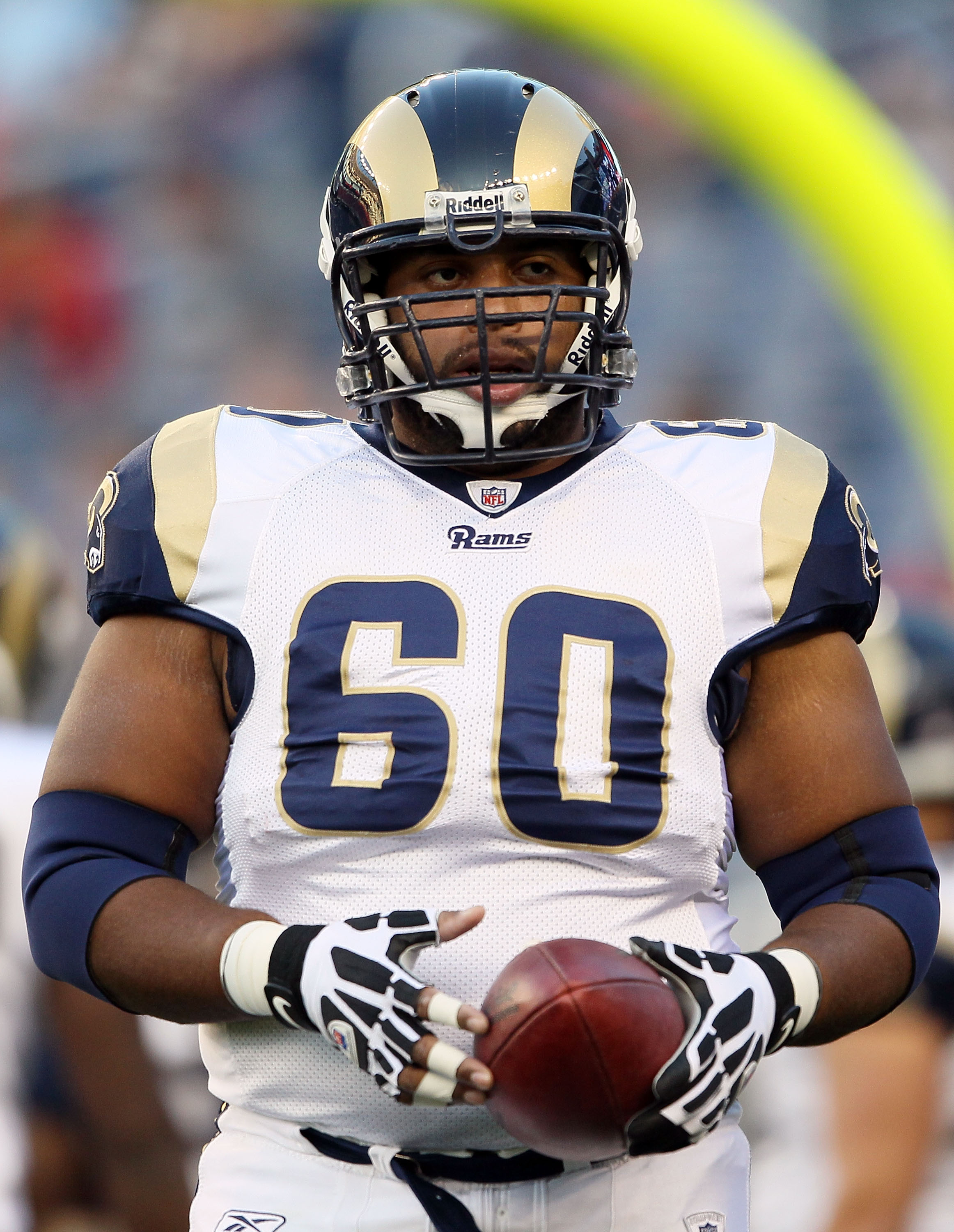 El ex jugador de la NFL antes de un partido contra los New England Patriots el 26 de agosto de 2010, en el Gillette Stadium de Foxboro, Massachusetts | Fuente: Getty Images