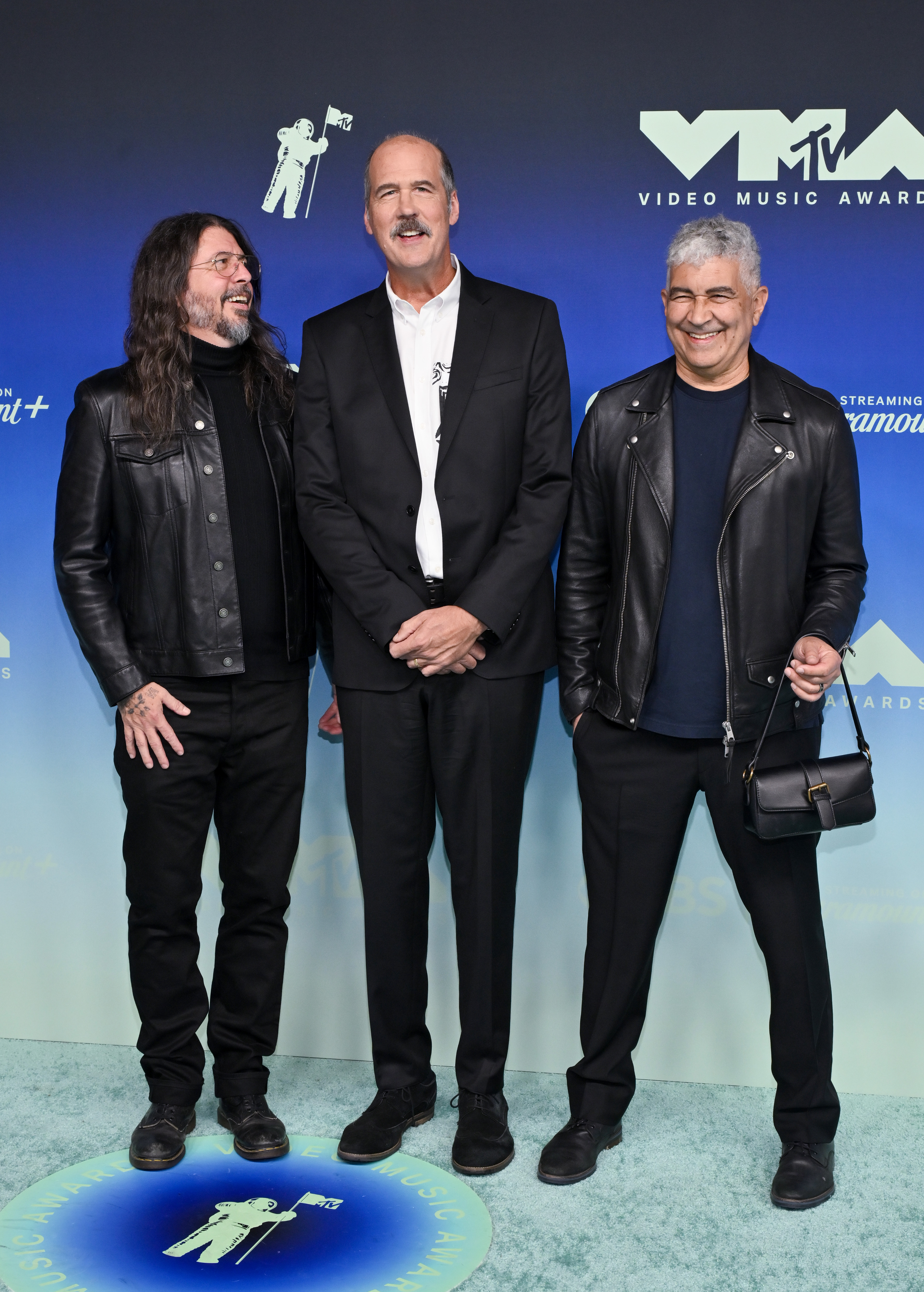 Dave Grohl, Krist Novoselic y Pat Smear posan juntos en los MTV Video Music Awards de 2026 antes de recoger el premio Video Vanguard Award de Nirvana. | Fuente: Getty Images