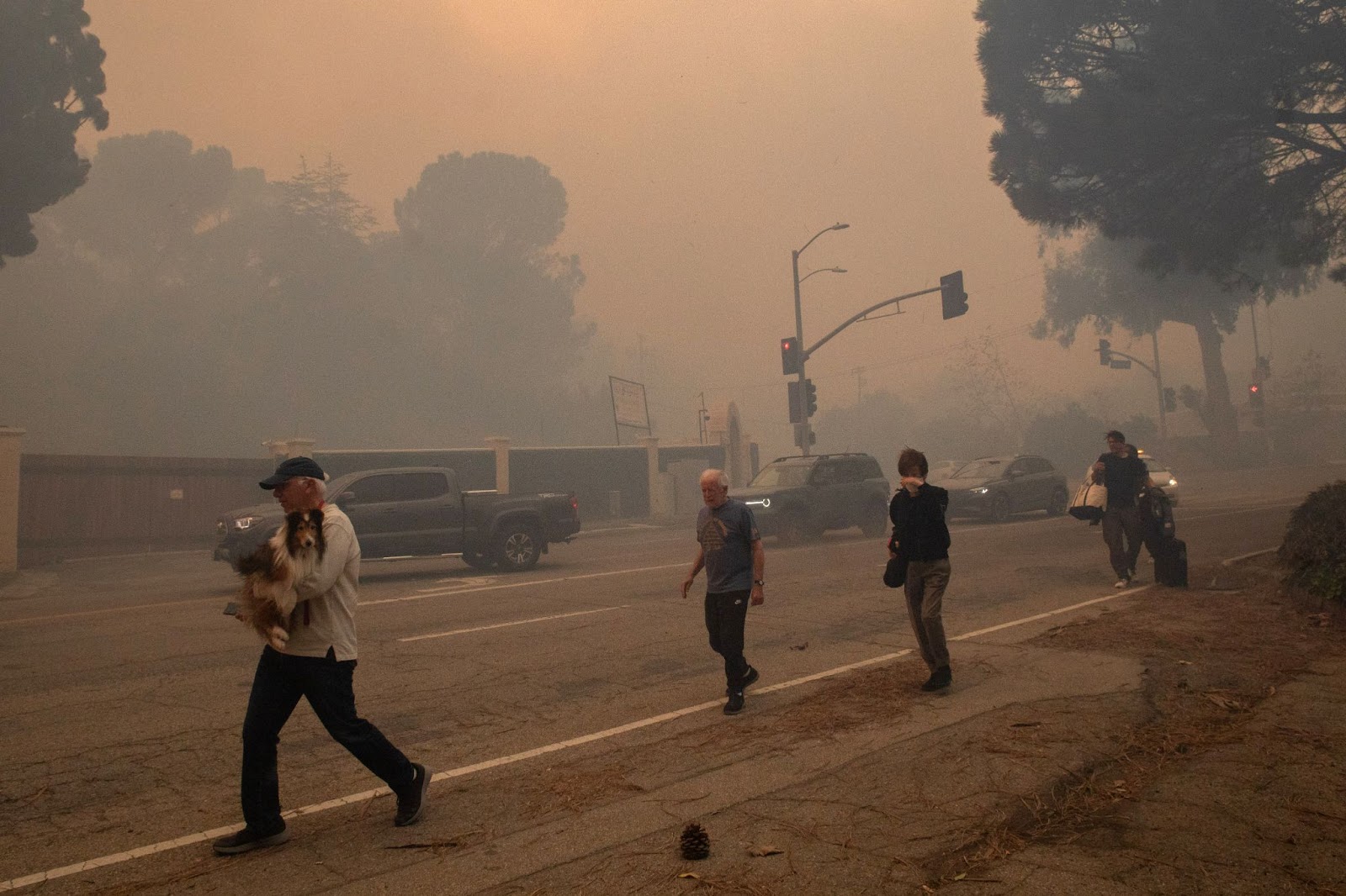 Personas evacuando durante el incendio de Palisades el 7 de enero de 2025. | Fuente: Getty Images