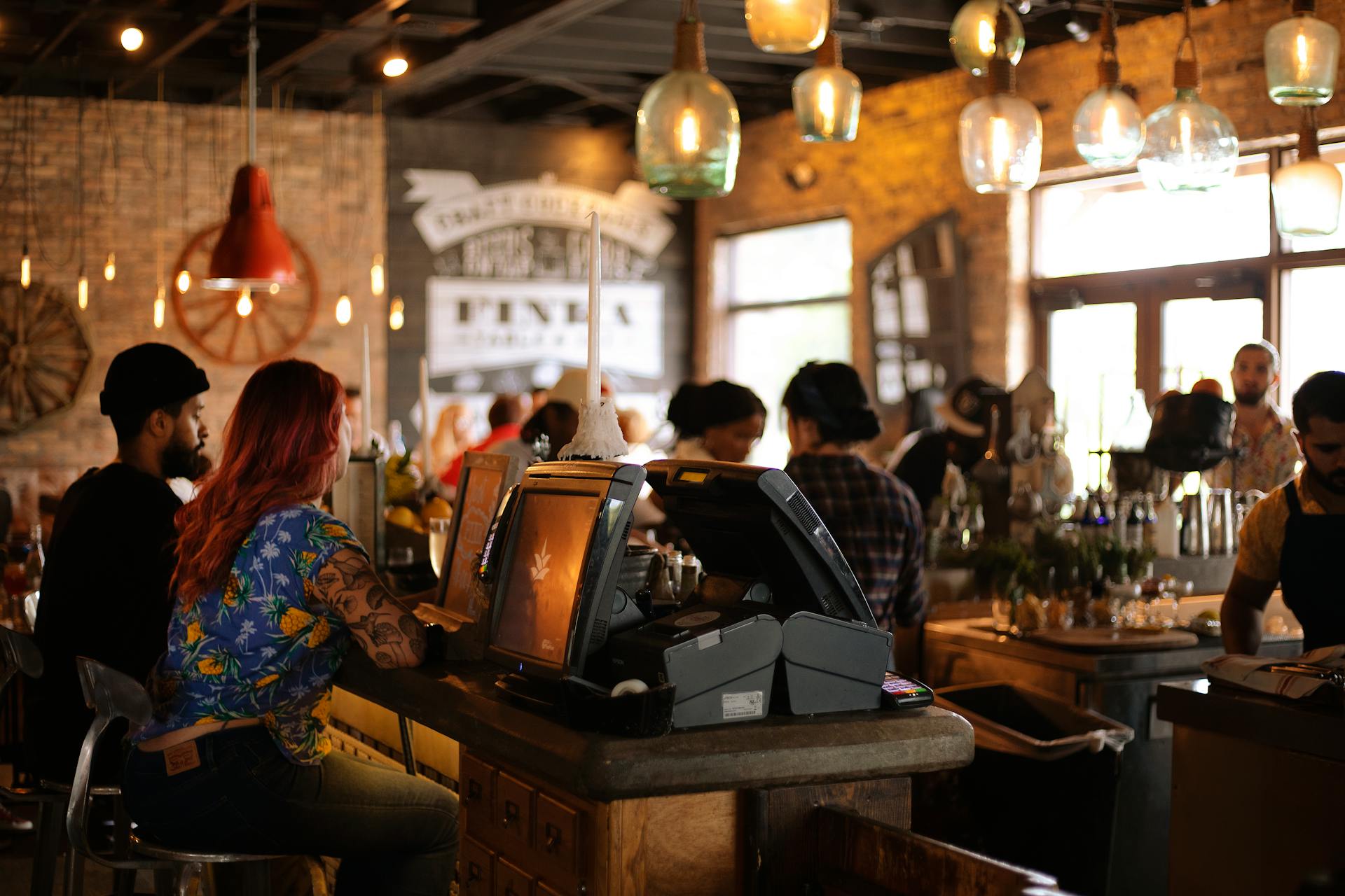 Gente en una cafetería | Fuente: Pexels