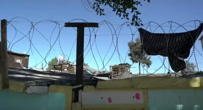 Alambre de púas protege una vivienda | Fotos: YouTube/Excelsior TV