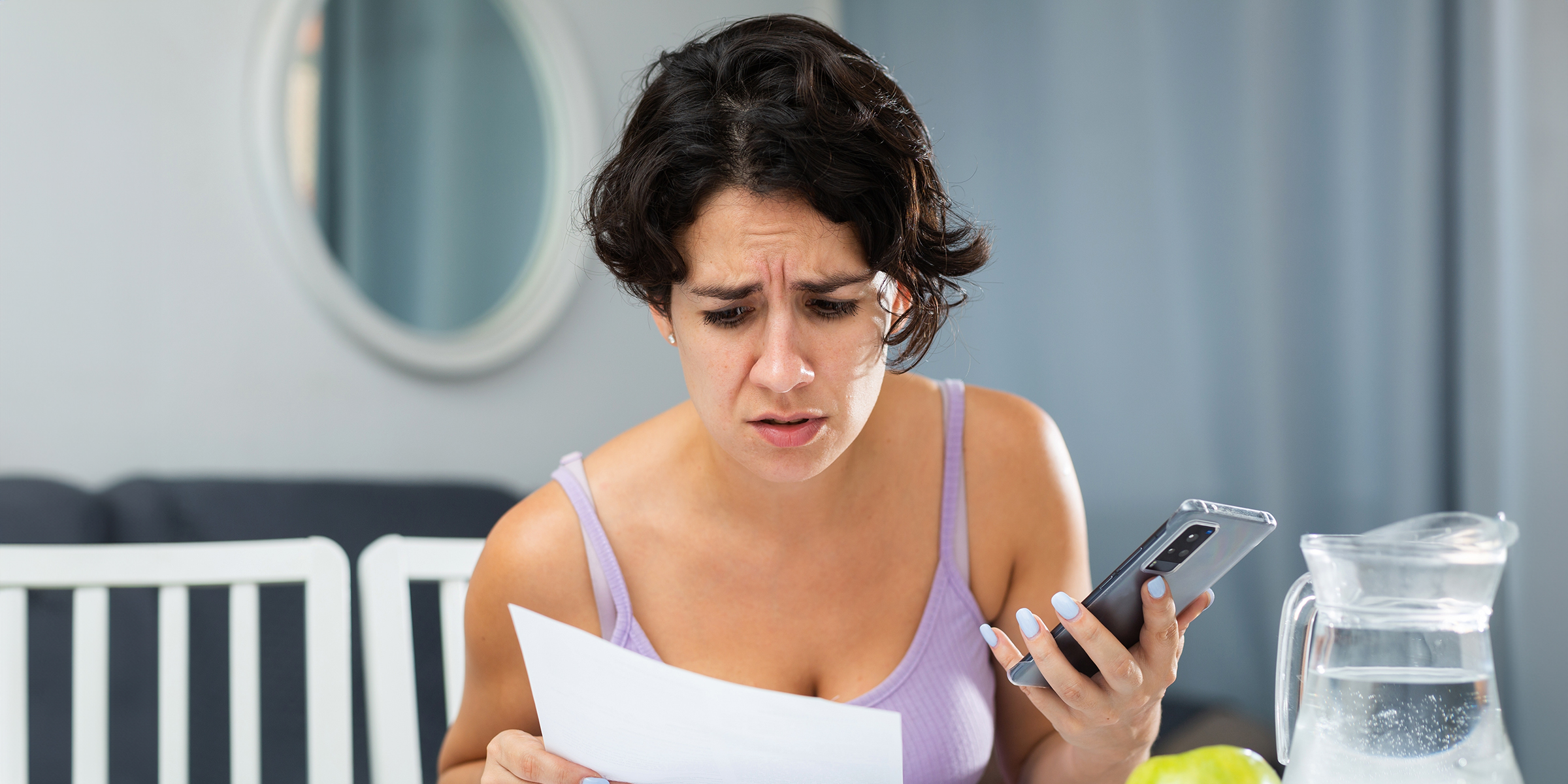 Mujer revisando un papel | Fuente: Shutterstock