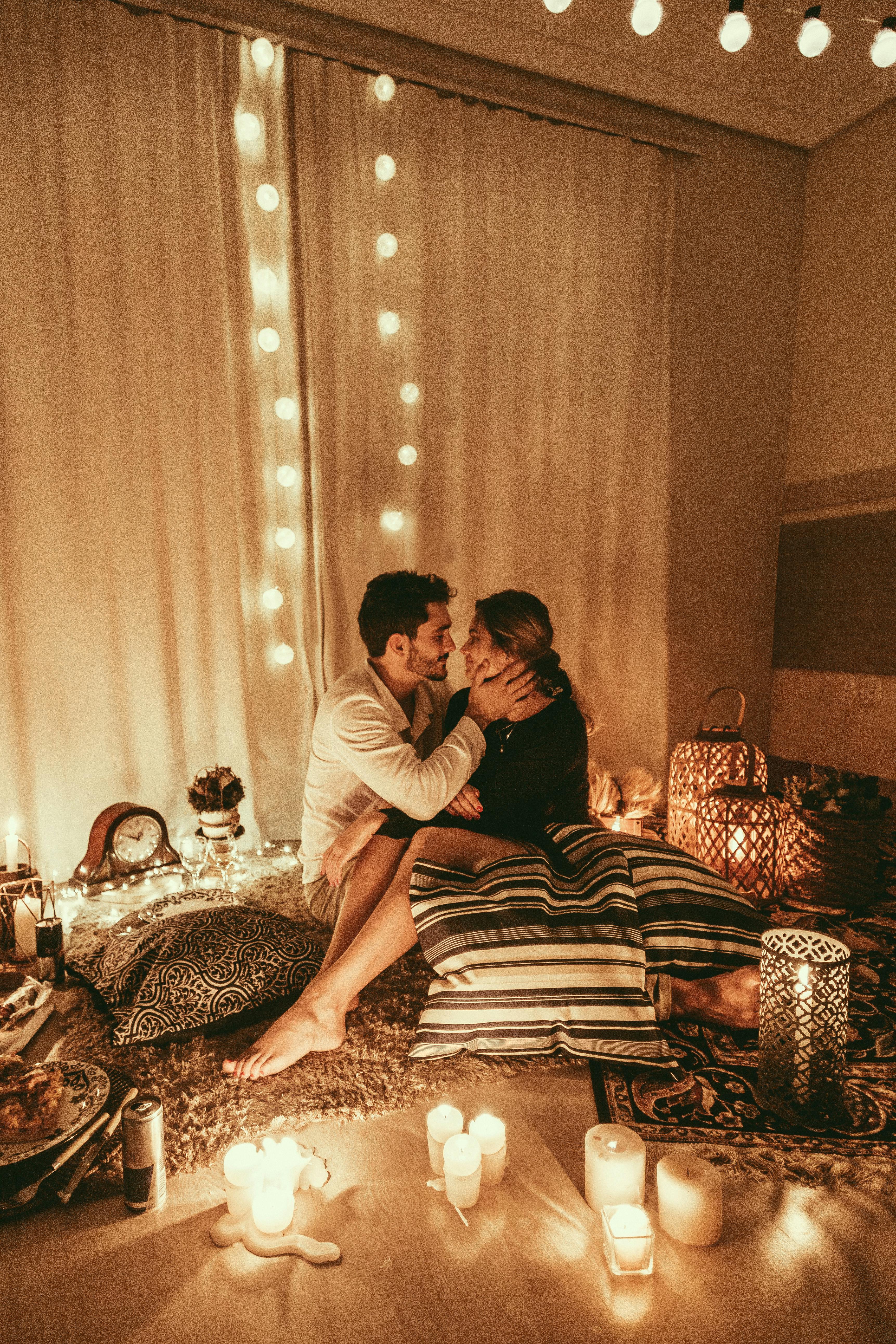 Una pareja estrechando lazos en torno a un escenario romántico | Foto: Pexels
