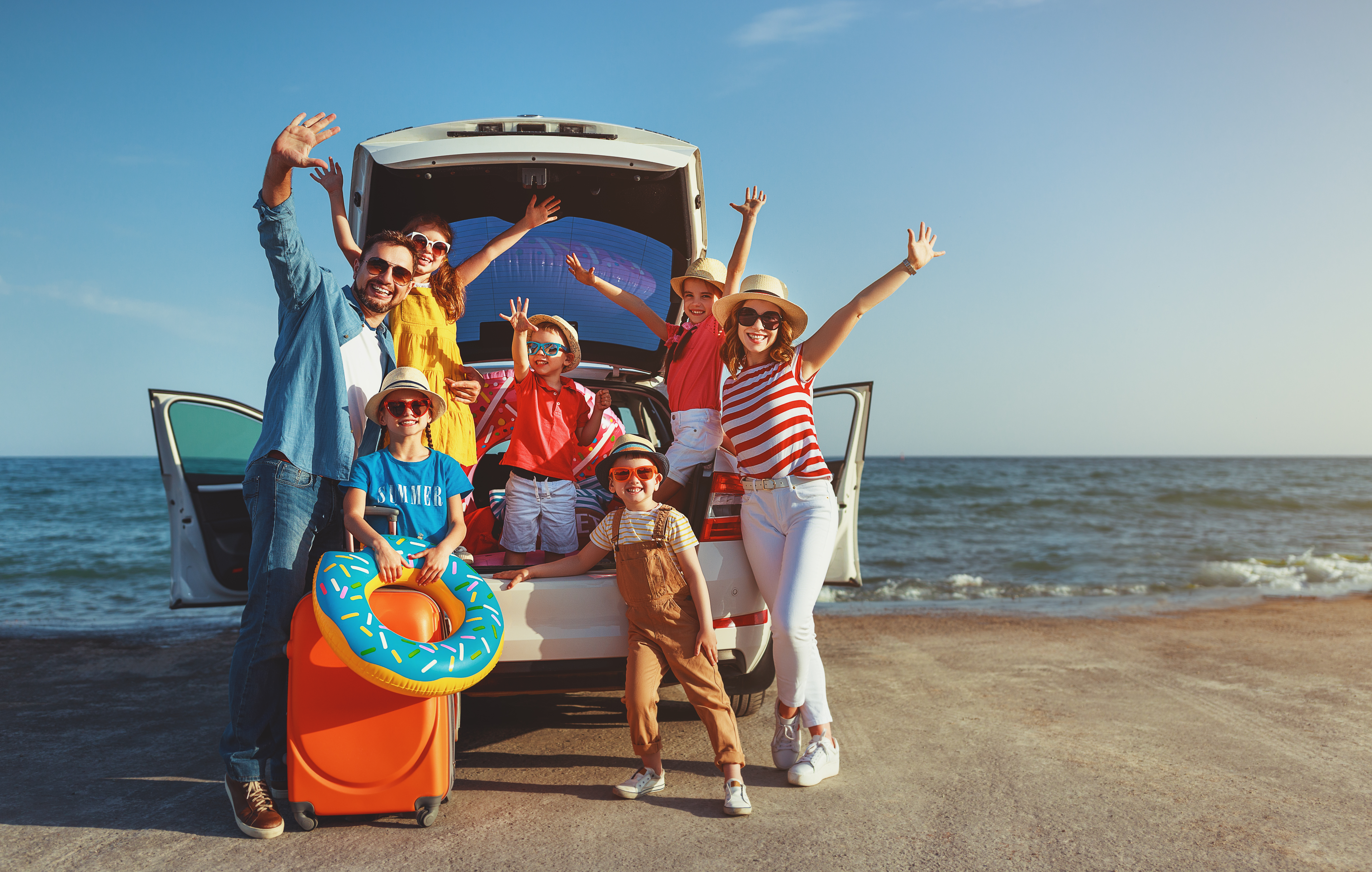 Una pareja y sus hijos pasando un rato agradable en la playa | Foto: Shutterstock